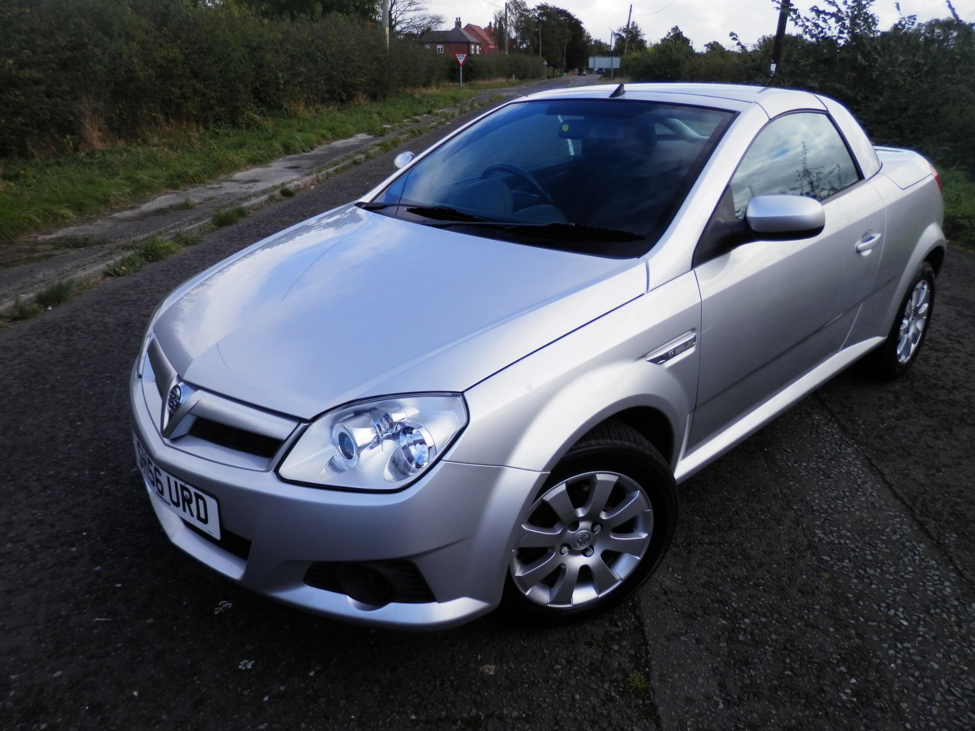 2006/56 PLATE VAUXHALL TIGRA CONVERTIBLE, 1.4 PETROL TWINPORT. - Image 5 of 15