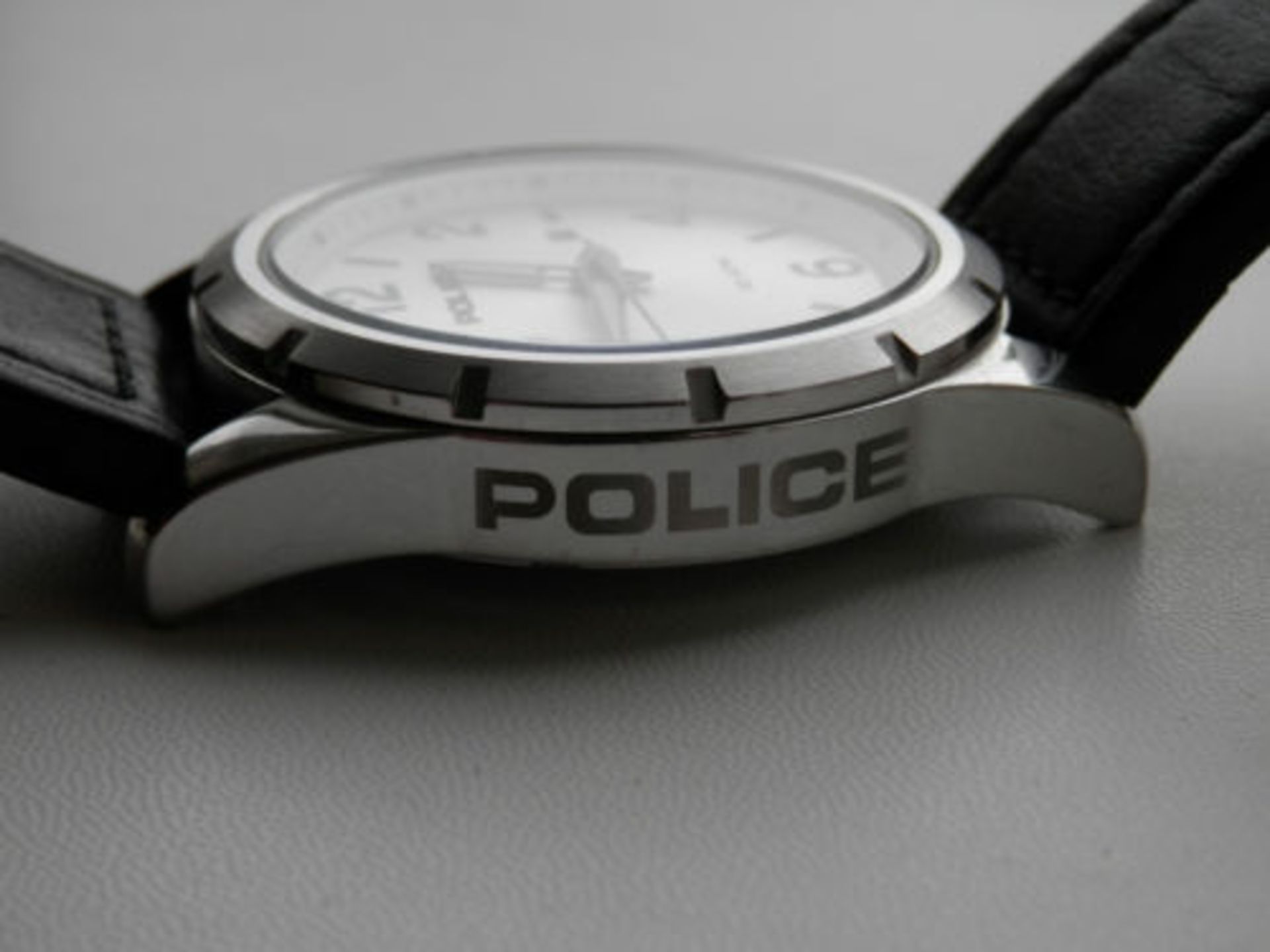 GORGEOUS LOOKING GENTS POLICE 48MM CHUNKY STAINLESS DATE WATCH, 100M WR RRP £110 - Image 3 of 10