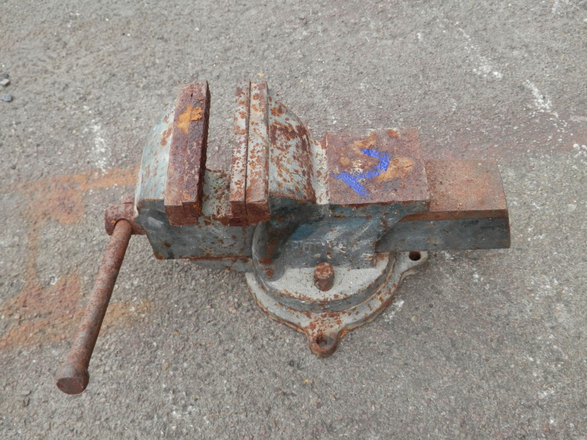 HEAVY VINTAGE CLARKE WORKING 4" BENCH VICE. OTHERS AVAILABLE.