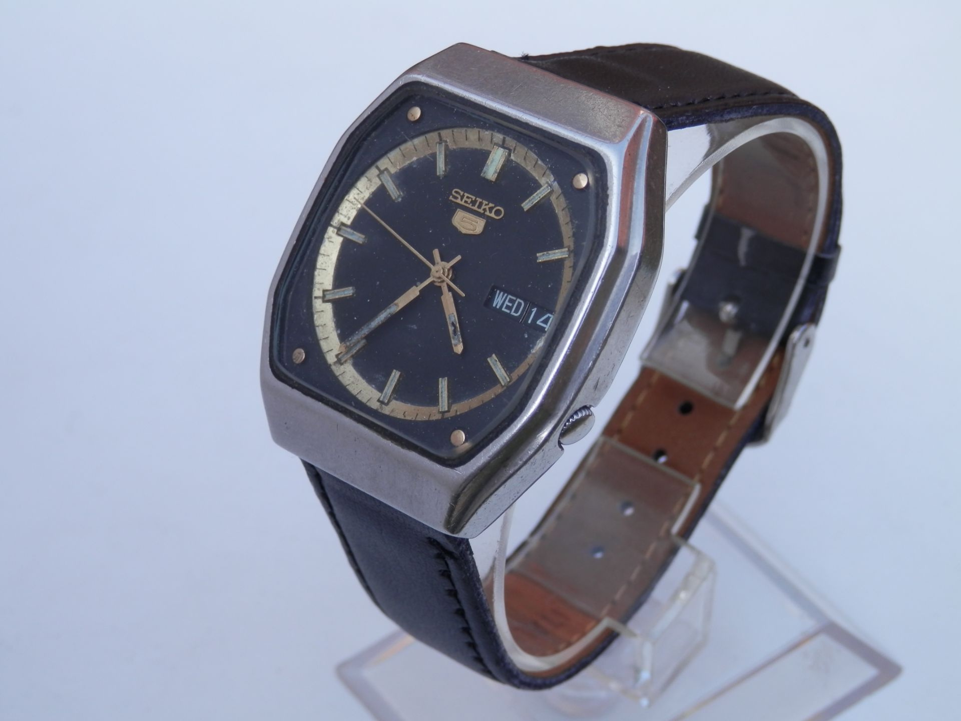 1981 SEIKO 5 AUTOMATIC DAY & DATE JEWELLED WATCH, BLACK & GOLD DIAL, RARE WORKING WATCH