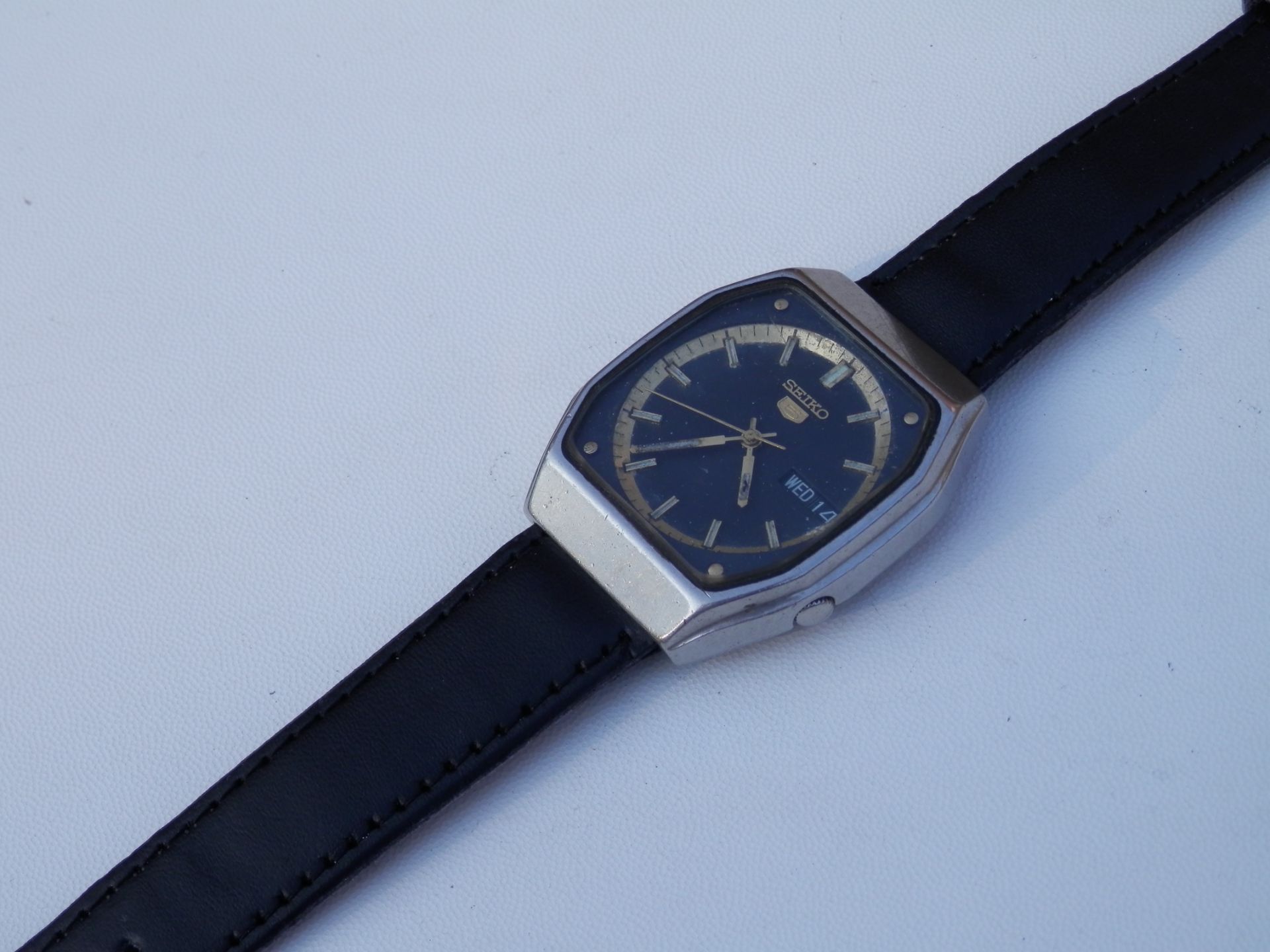 1981 SEIKO 5 AUTOMATIC DAY & DATE JEWELLED WATCH, BLACK & GOLD DIAL, RARE WORKING WATCH - Image 3 of 11