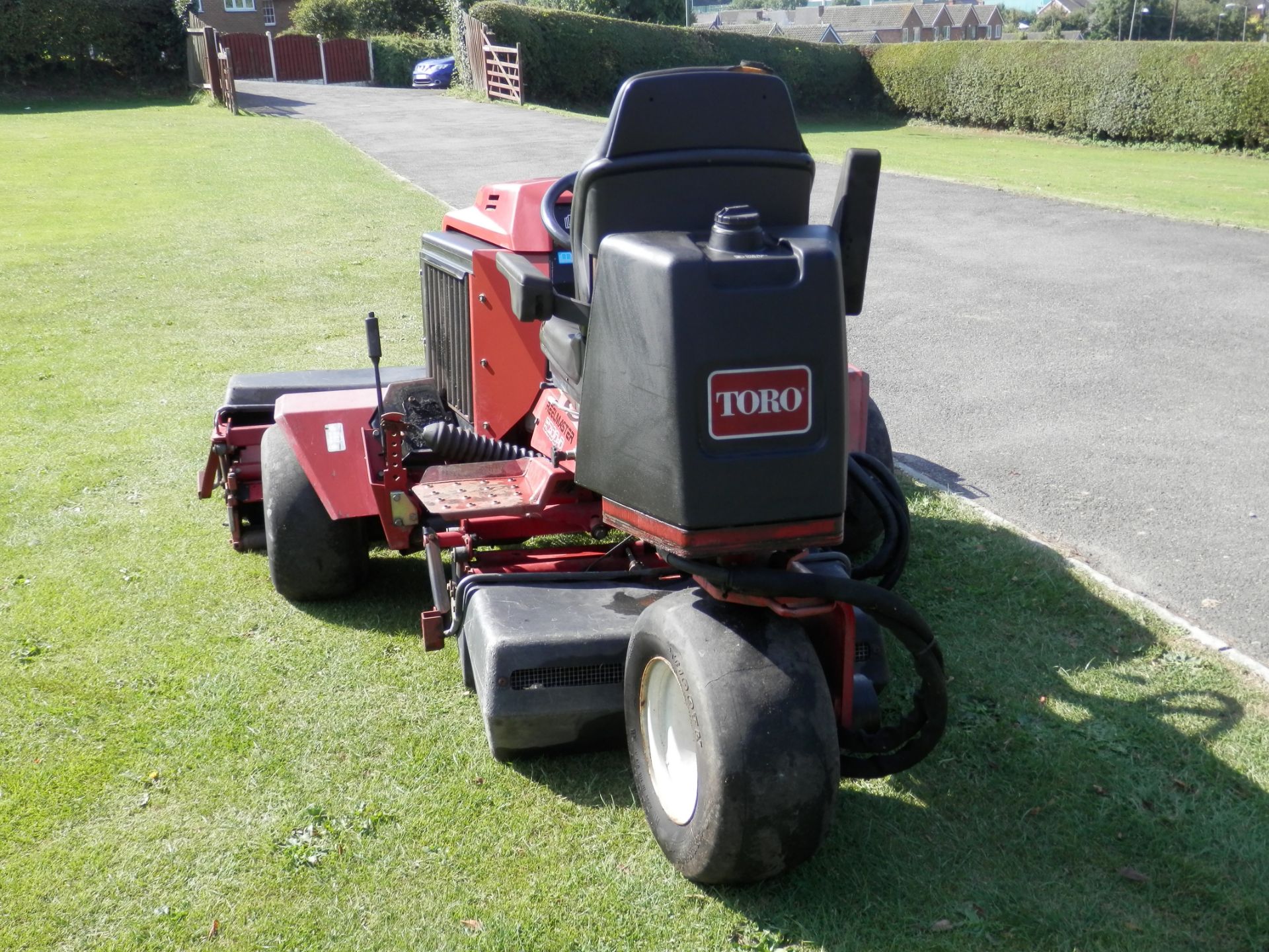 1998 TORO 2300-D REELMASTER 3 WHEEL DRIVE WIDE CUT DIESEL RIDE ON MOWER. - Image 9 of 11