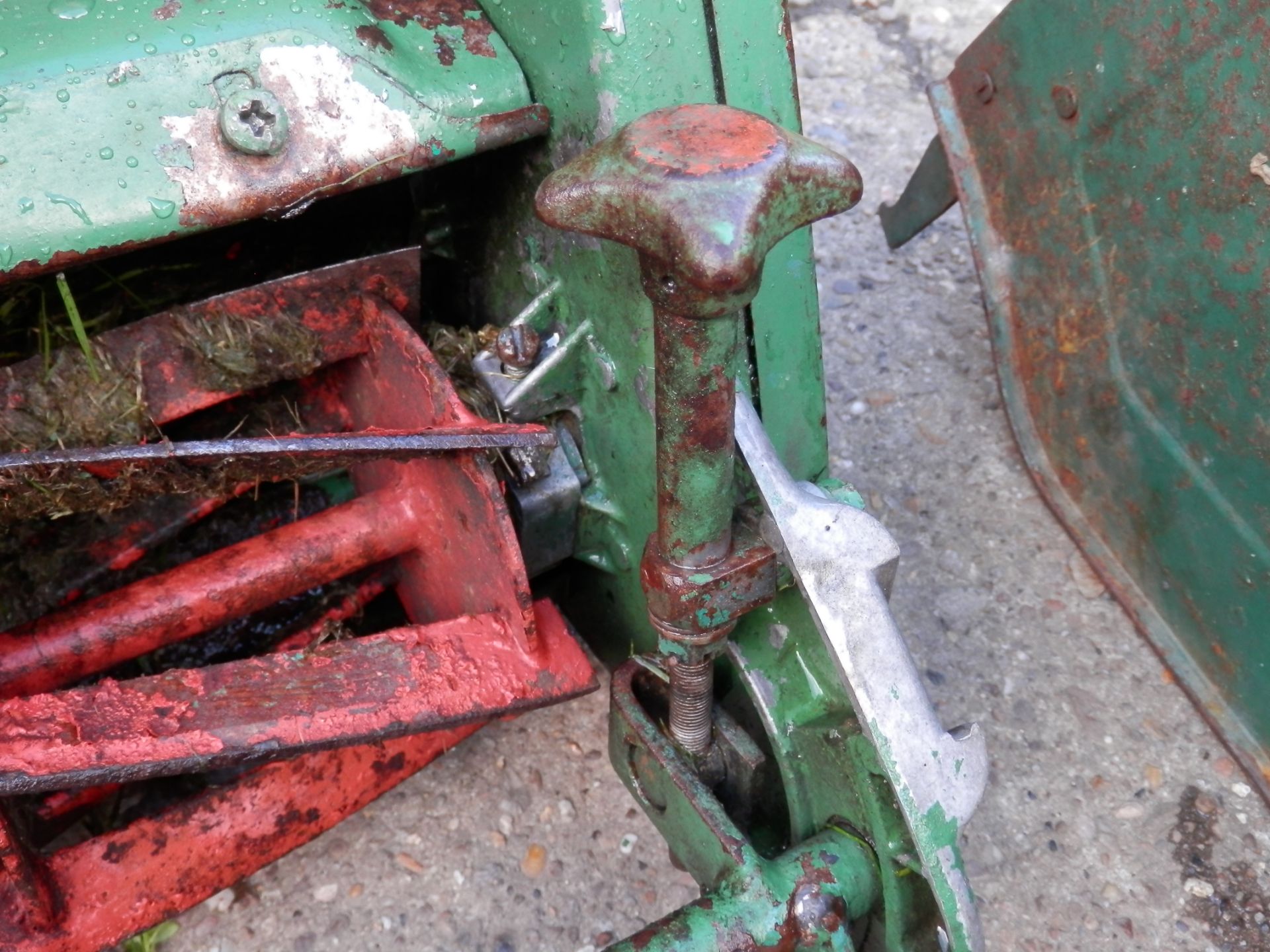 1960S WORKING VINTAGE SUFFOLK "PUNCH" PETROL 14" SELF PROPELLED LAWN MOVER. - Image 6 of 11