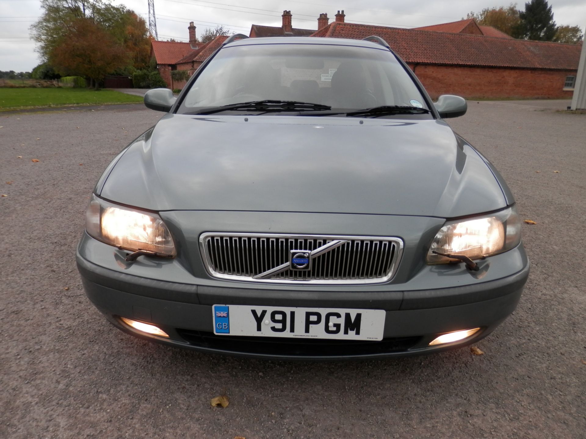 2001/Y REG VOLVO V70 2.4 PETROL AUTOMATIC, BLACK LEATHER, MOT APRIL 2017, SLATE METALLIC. - Image 2 of 25