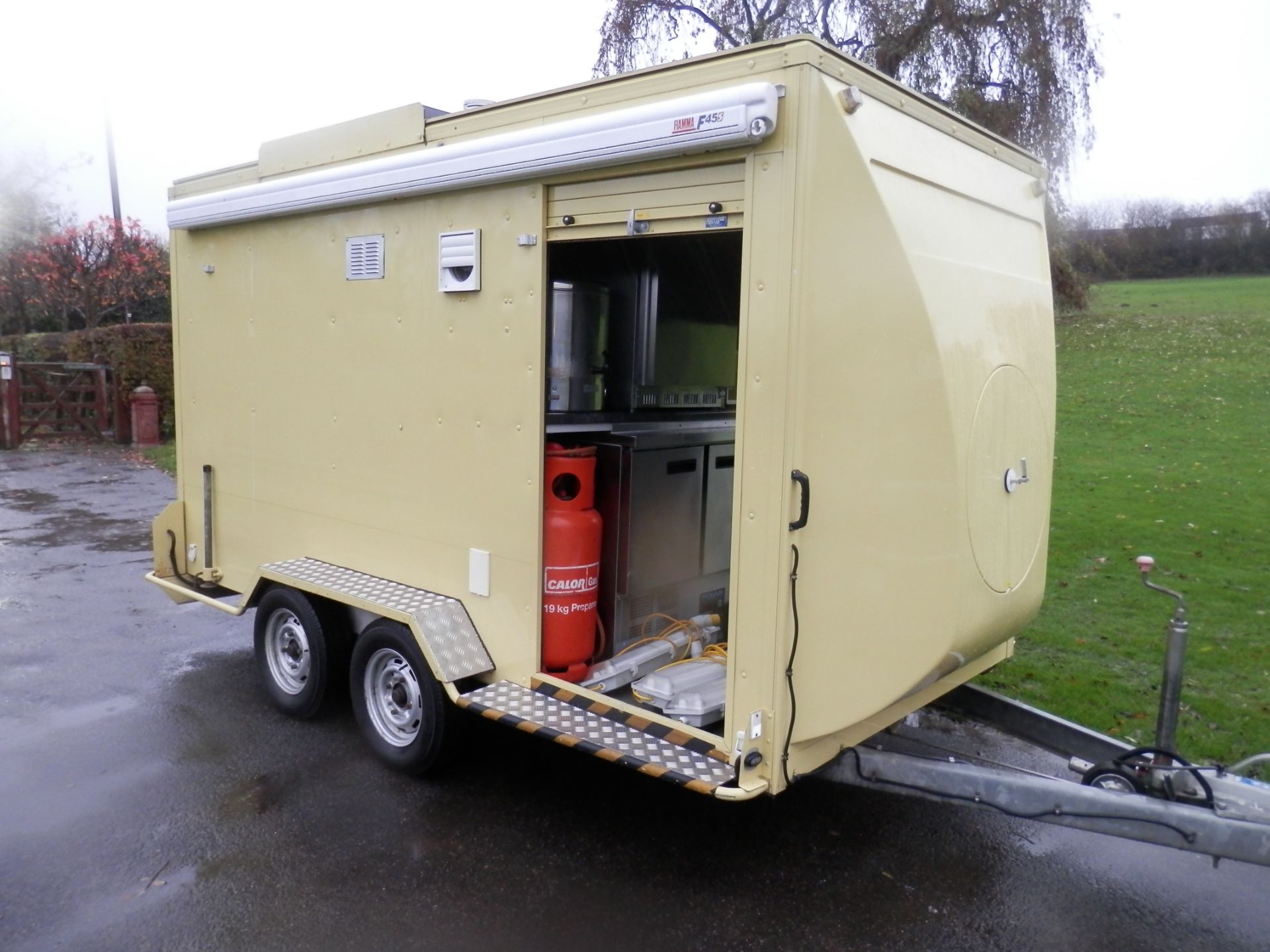 SUPERB LYNTON CATERING TRAILER, IDEAL FOR LARGE OUTDOOR FUNCTIONS, CHRISTMAS PARTIES ETC