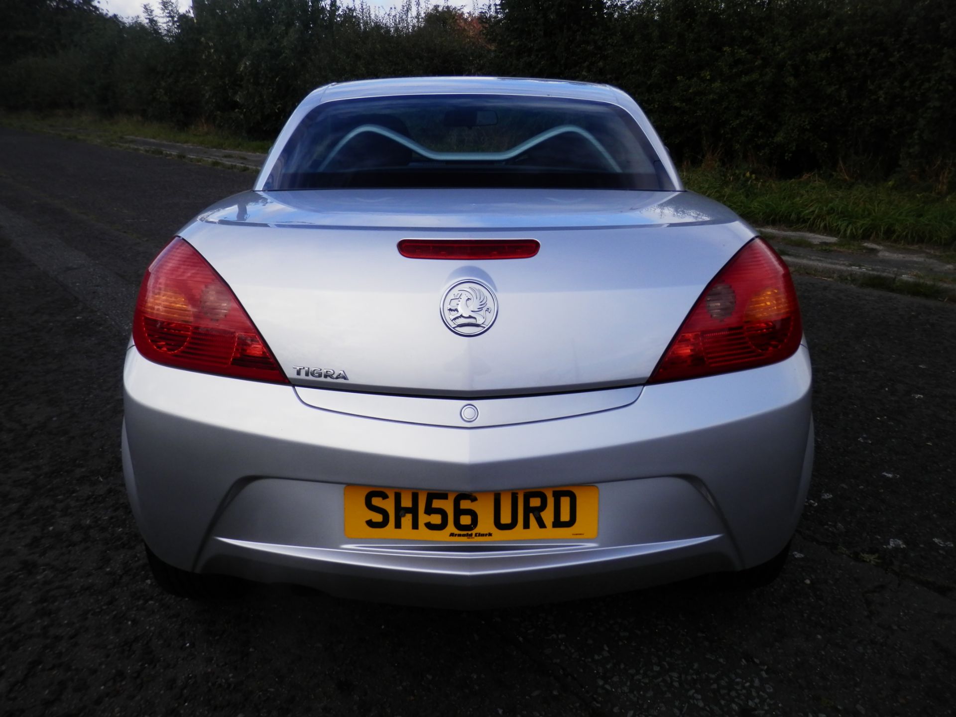 2006/56 PLATE VAUXHALL TIGRA CONVERTIBLE, 1.4 PETROL TWINPORT. - Image 4 of 15