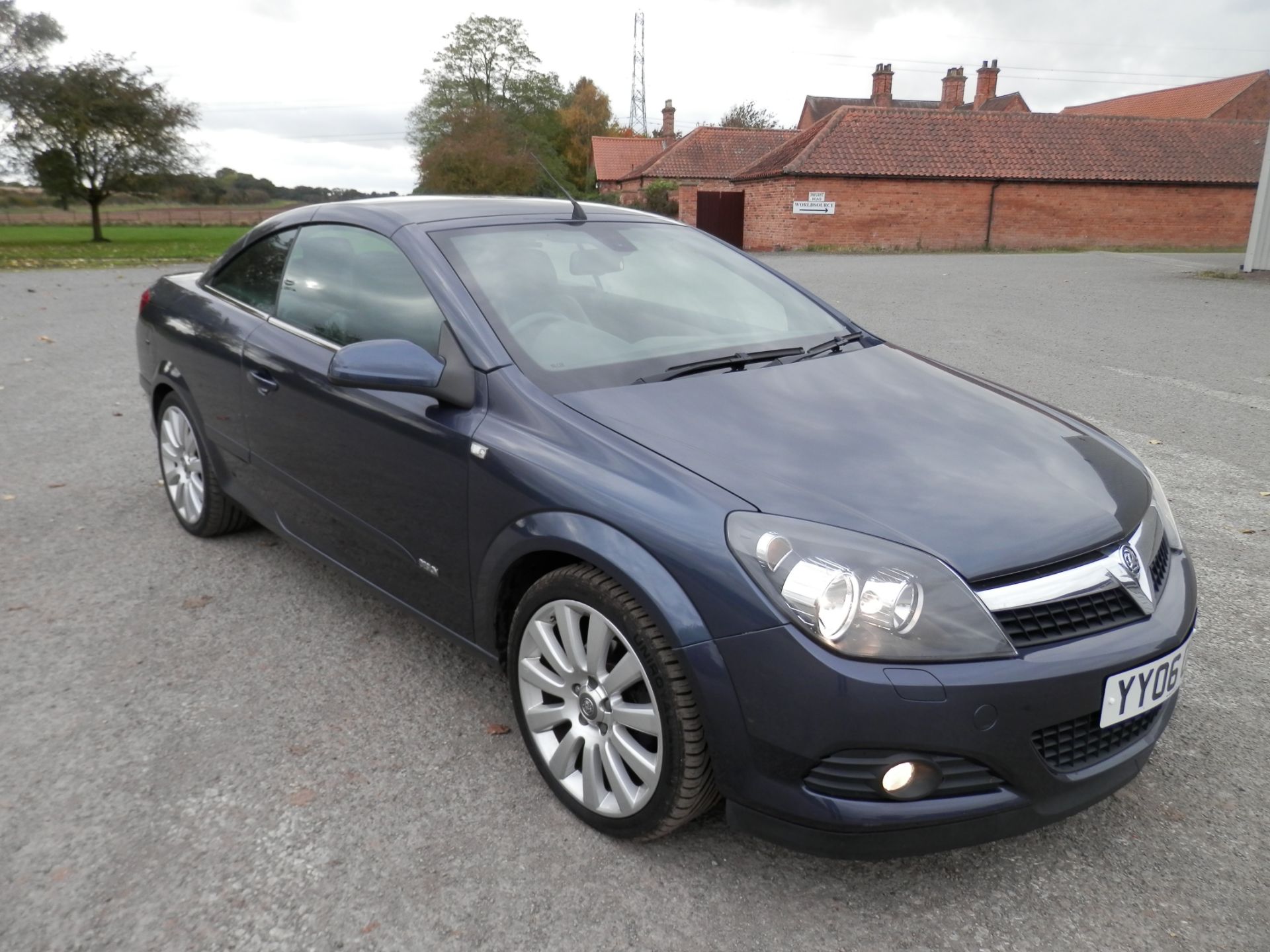 2006/06 VAUXHALL ASTRA DESIGN 1.8 SPORT TWIN TOP CONVERTIBLE, ONLY 62K MILES WARRANTED, MOT FEB 2017