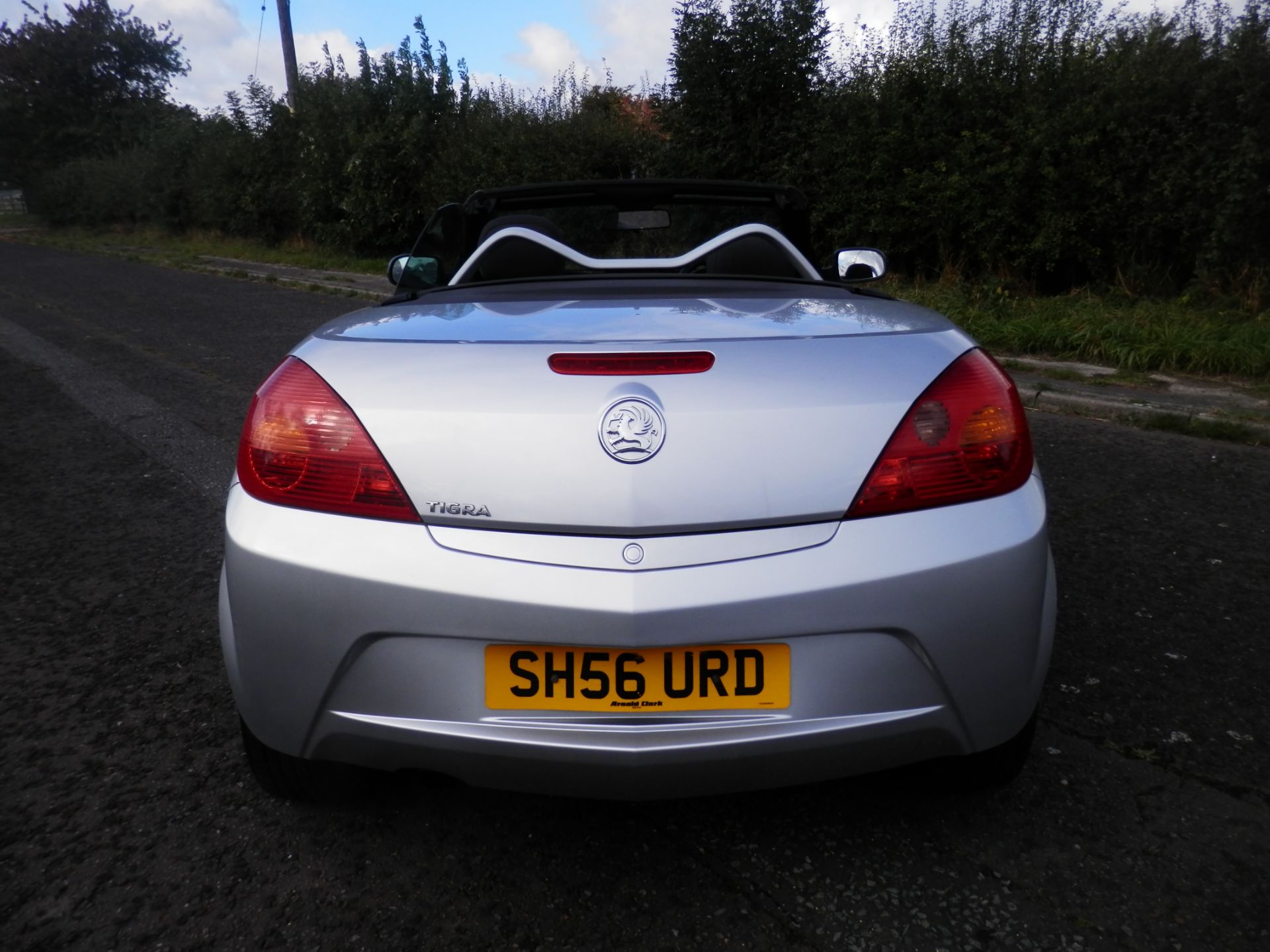 2006/56 PLATE VAUXHALL TIGRA CONVERTIBLE, 1.4 PETROL TWINPORT. - Image 6 of 15