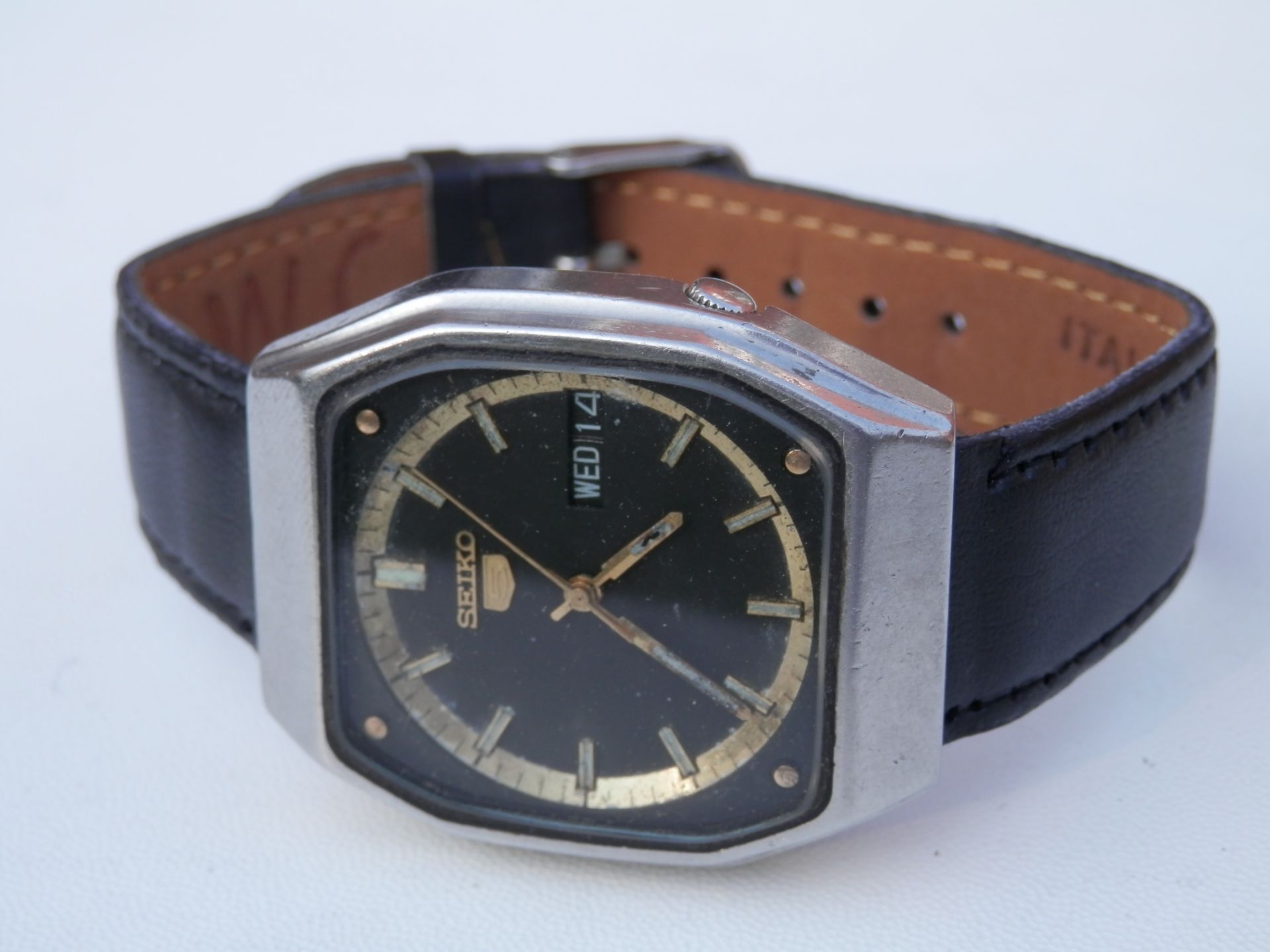 1981 SEIKO 5 AUTOMATIC DAY & DATE JEWELLED WATCH, BLACK & GOLD DIAL, RARE WORKING WATCH - Image 4 of 11