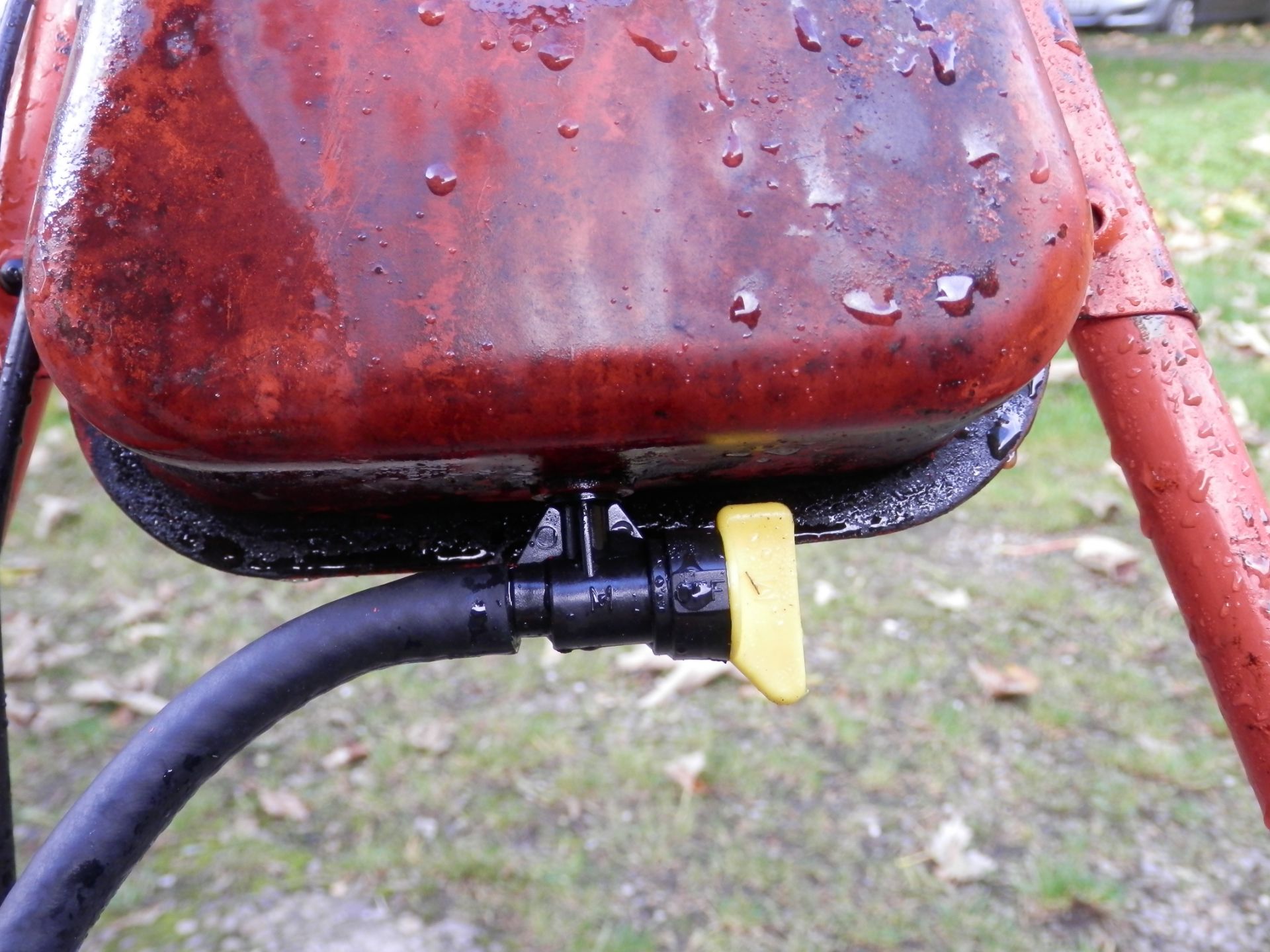 1960S WORKING VINTAGE SUFFOLK "PUNCH" PETROL 14" SELF PROPELLED LAWN MOVER. - Image 11 of 11