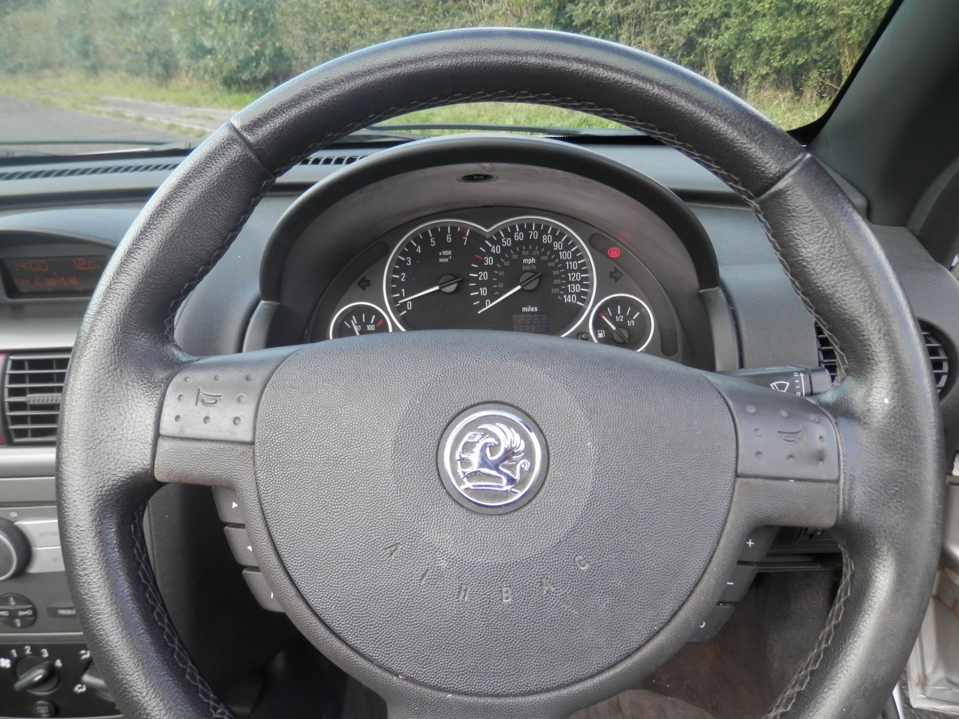 2006/56 PLATE VAUXHALL TIGRA CONVERTIBLE, 1.4 PETROL TWINPORT. - Image 9 of 15