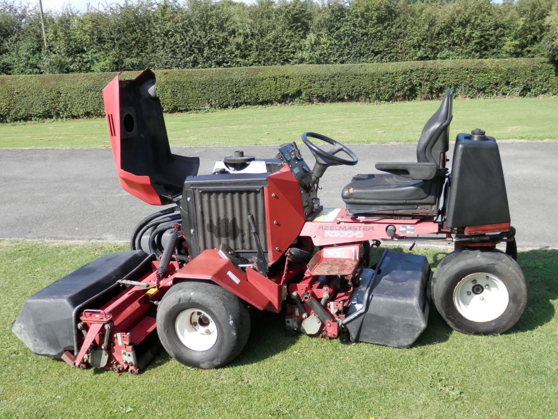 1998 TORO 2300-D REELMASTER 3 WHEEL DRIVE WIDE CUT DIESEL RIDE ON MOWER. - Image 7 of 11