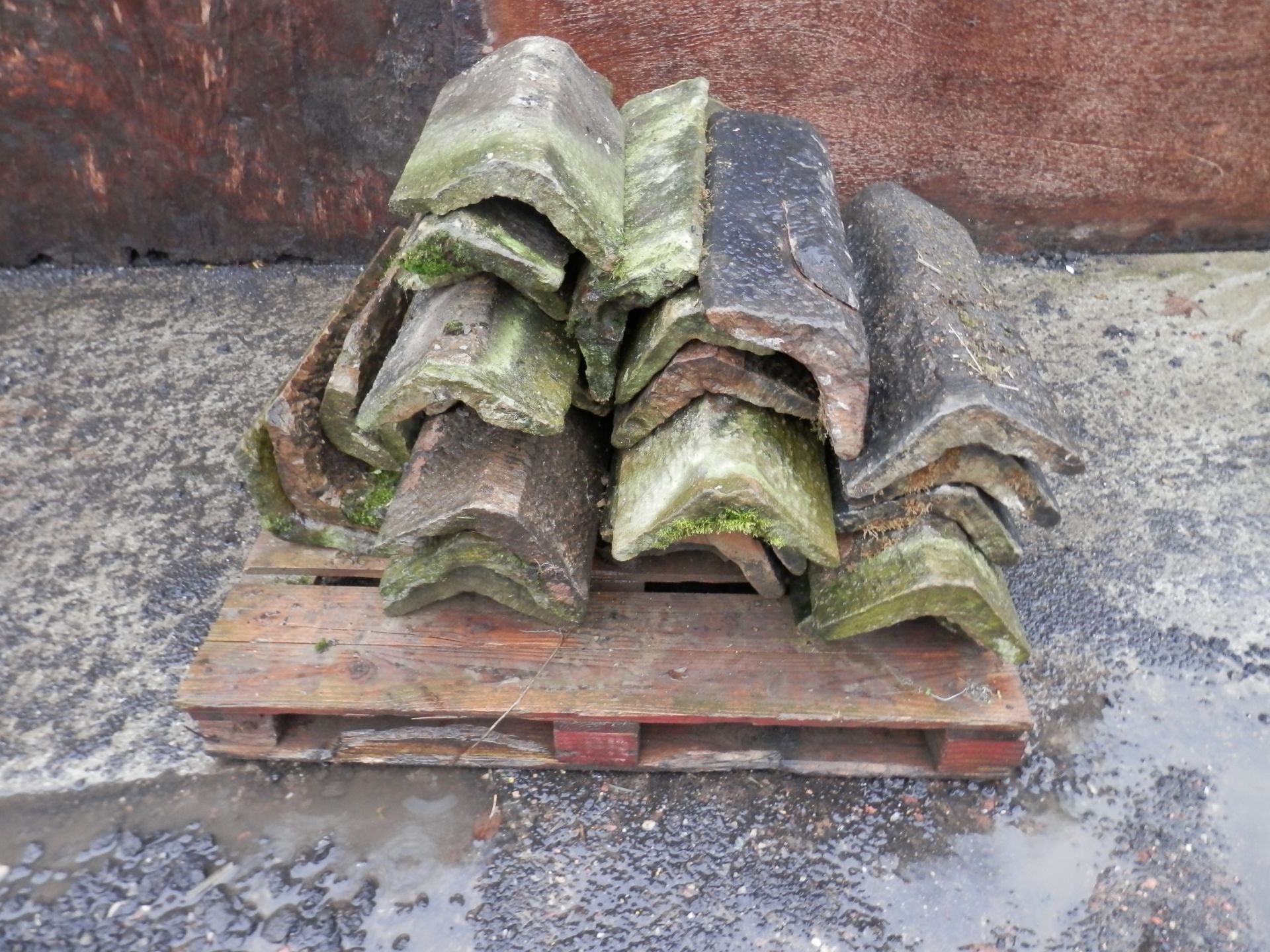 1 X PALLET OF ROOFING RIDGE TILES, OLD BUT GOOD CONDITION. NO VAT !!