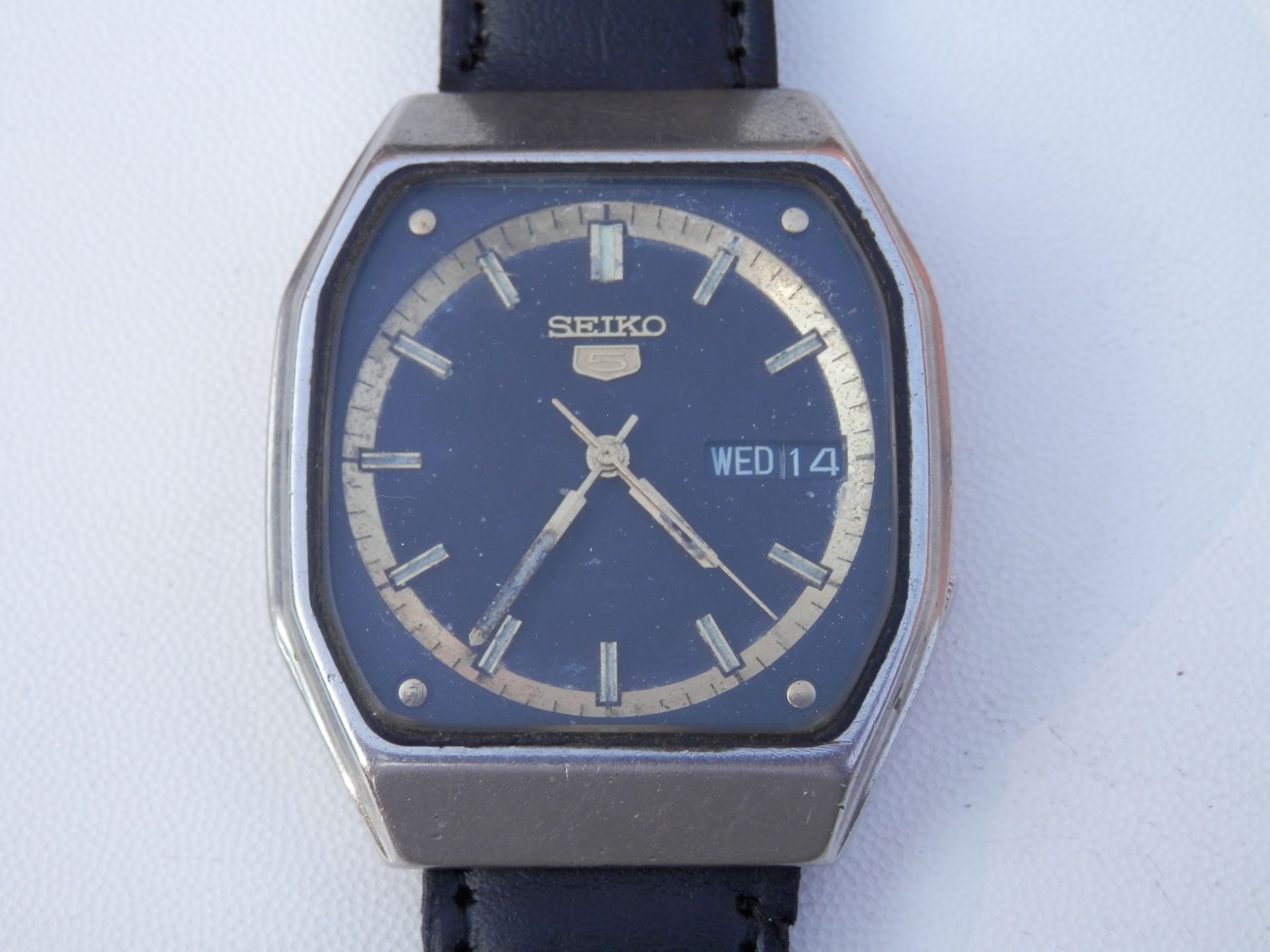1981 SEIKO 5 AUTOMATIC DAY & DATE JEWELLED WATCH, BLACK & GOLD DIAL, RARE WORKING WATCH - Image 6 of 11