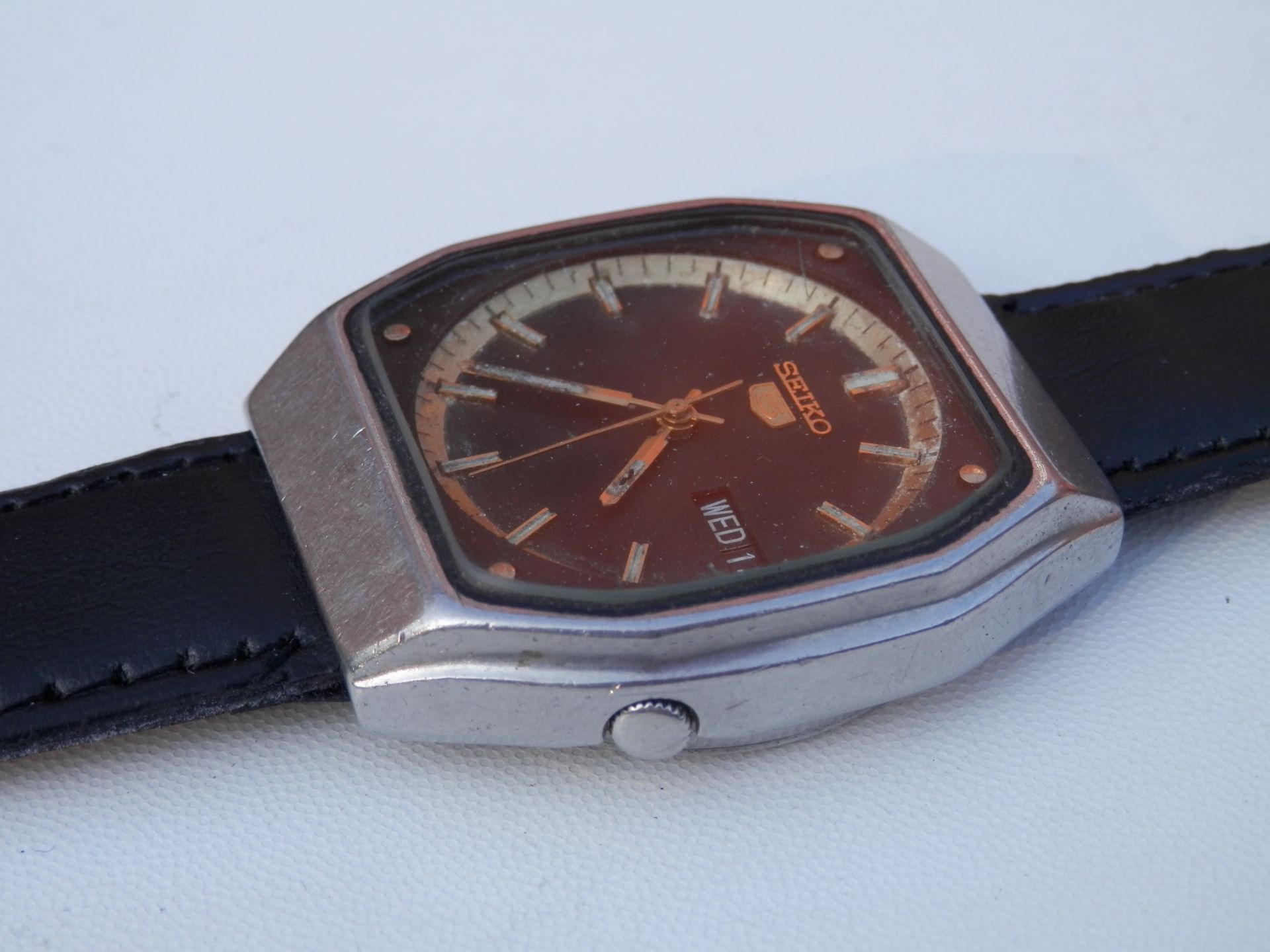 1981 SEIKO 5 AUTOMATIC DAY & DATE JEWELLED WATCH, BLACK & GOLD DIAL, RARE WORKING WATCH - Image 7 of 11