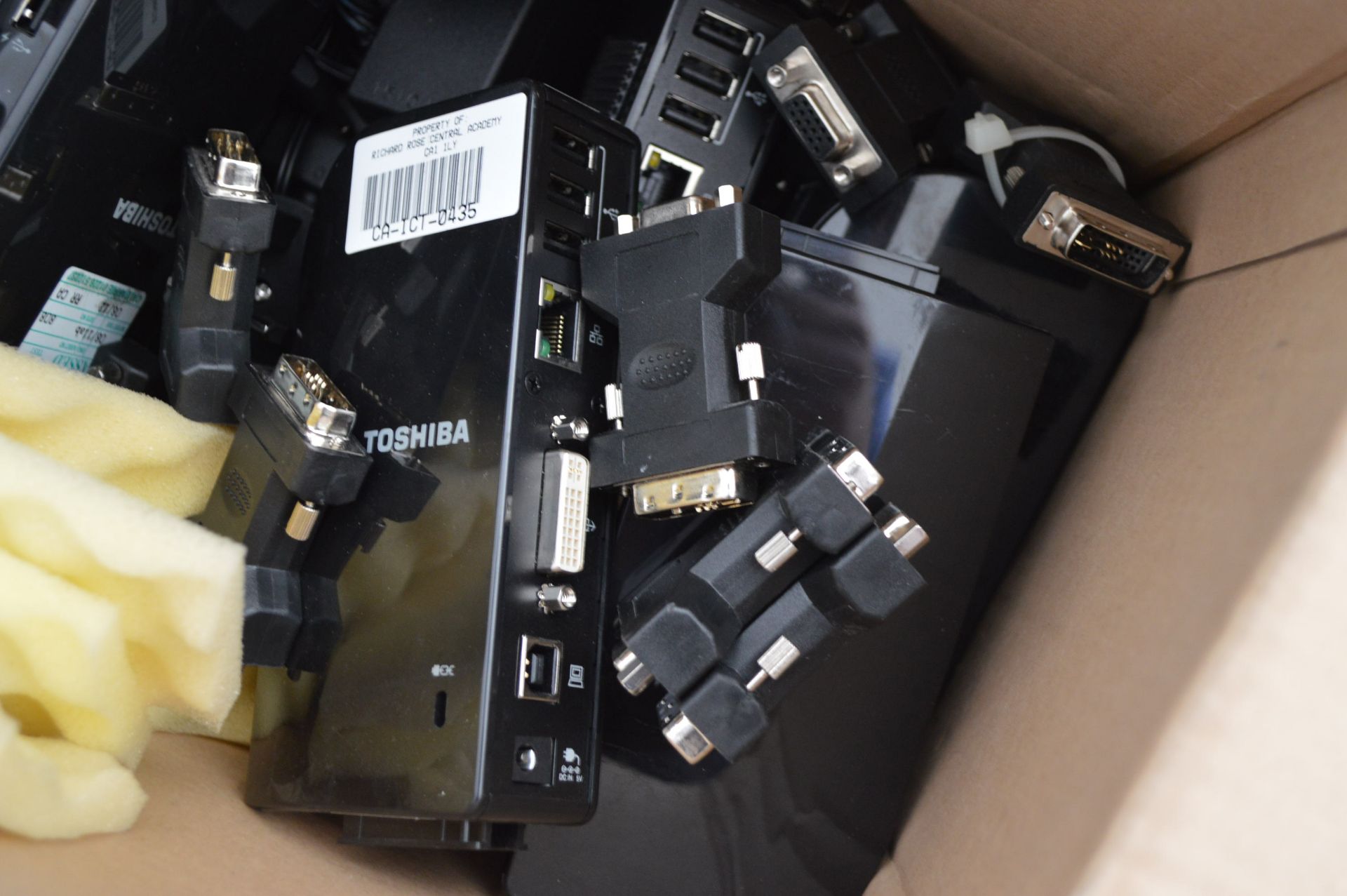 BOX OF APPROX 20 TOSHIBA DYNADOCKS + APPROX 20 FEMALE VGA TO DVI ADAPTERS *NO VAT* - Image 5 of 5