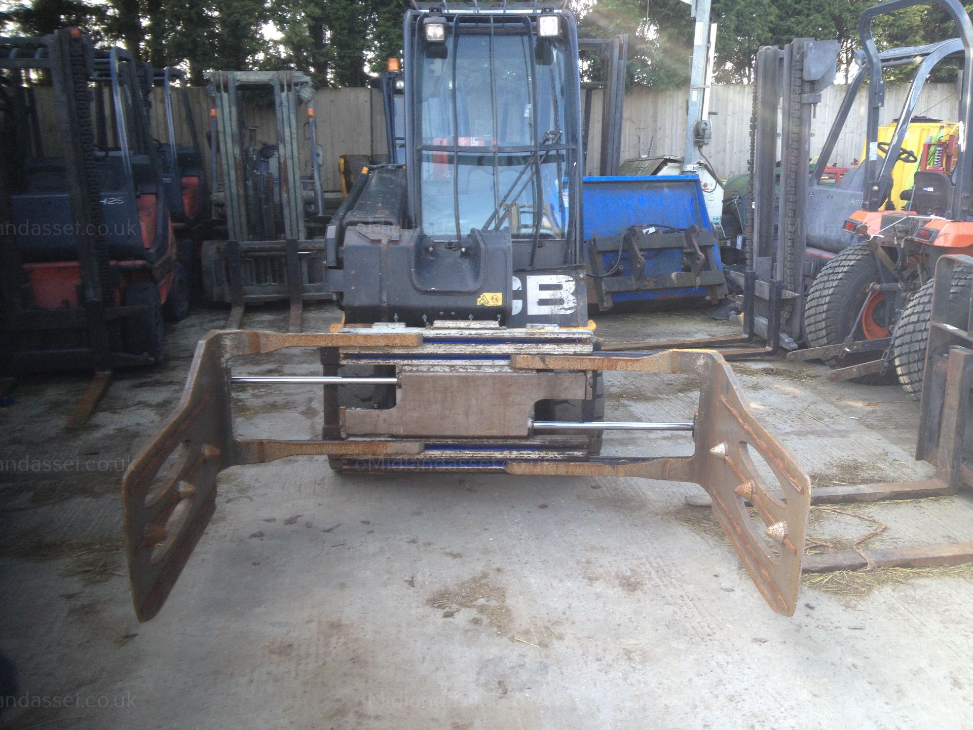 2011 JCB 30G TELETRUCK WITH BALE CLAMP - Image 2 of 8