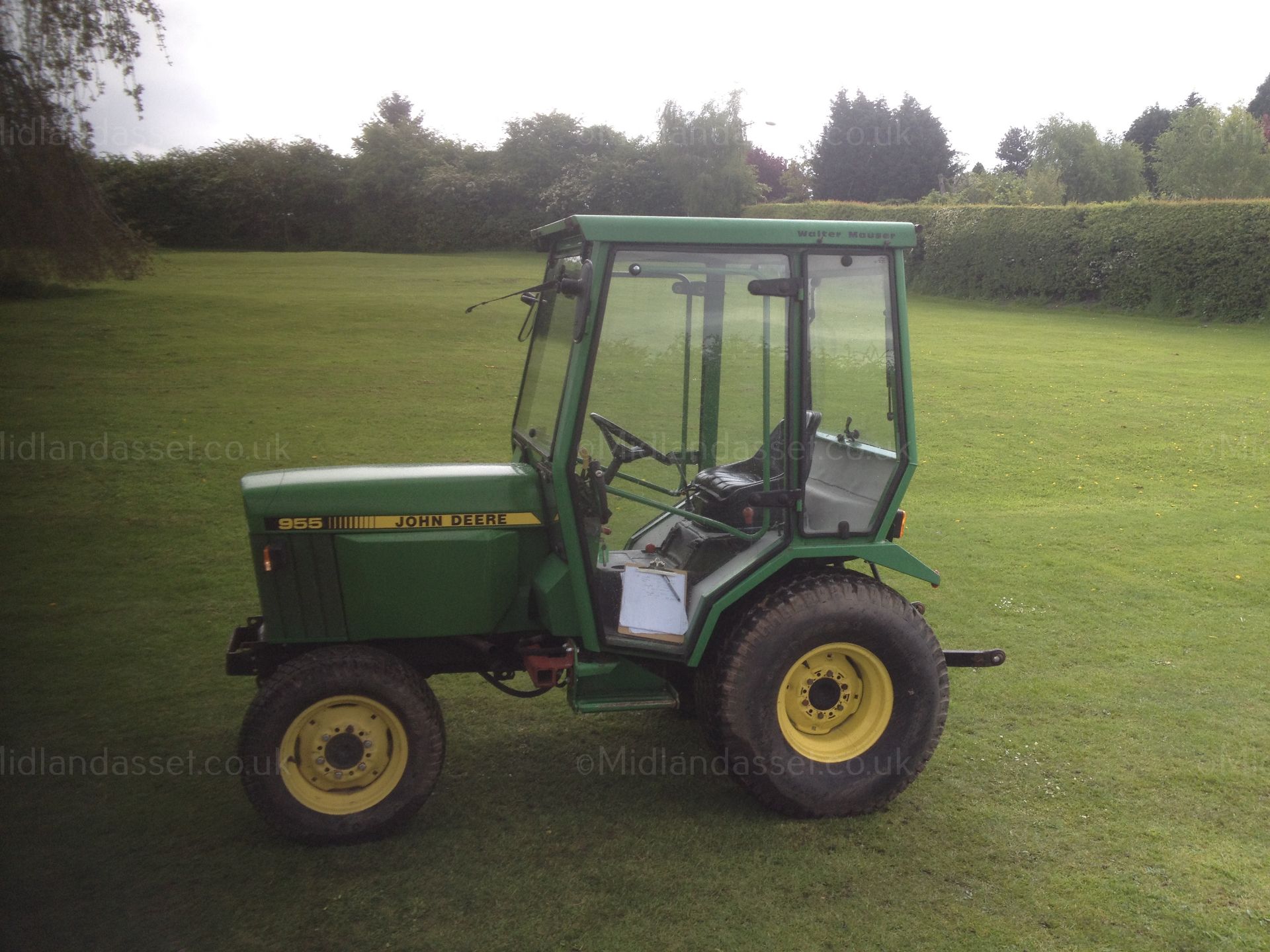 1992 JOHN DEERE 955 COMPACT TRACTOR WITH FULL MAUSER CAB - Image 2 of 7