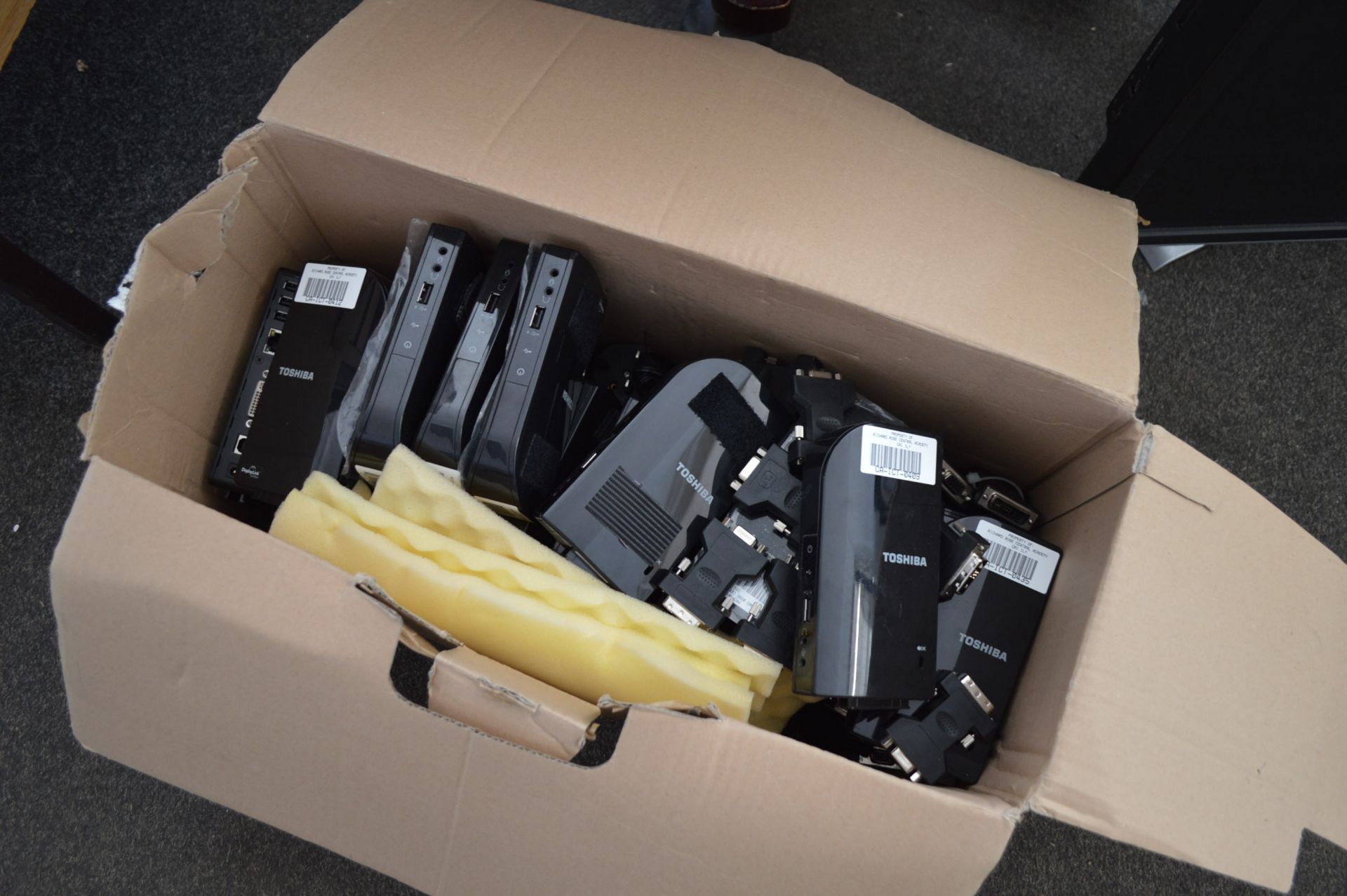 BOX OF APPROX 20 TOSHIBA DYNADOCKS + APPROX 20 FEMALE VGA TO DVI ADAPTERS *NO VAT* - Image 2 of 5