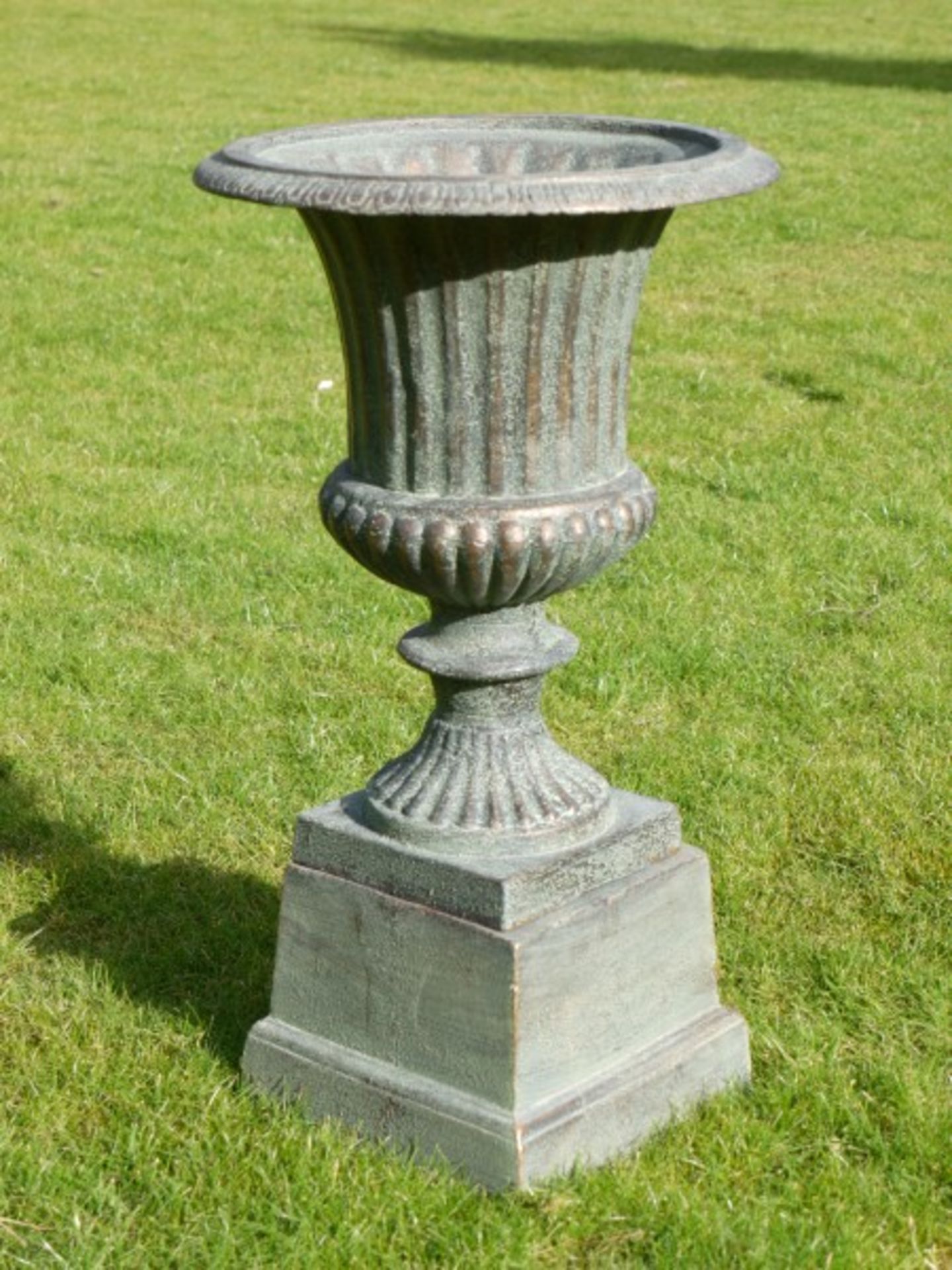 URN AND BASE - Image 2 of 3