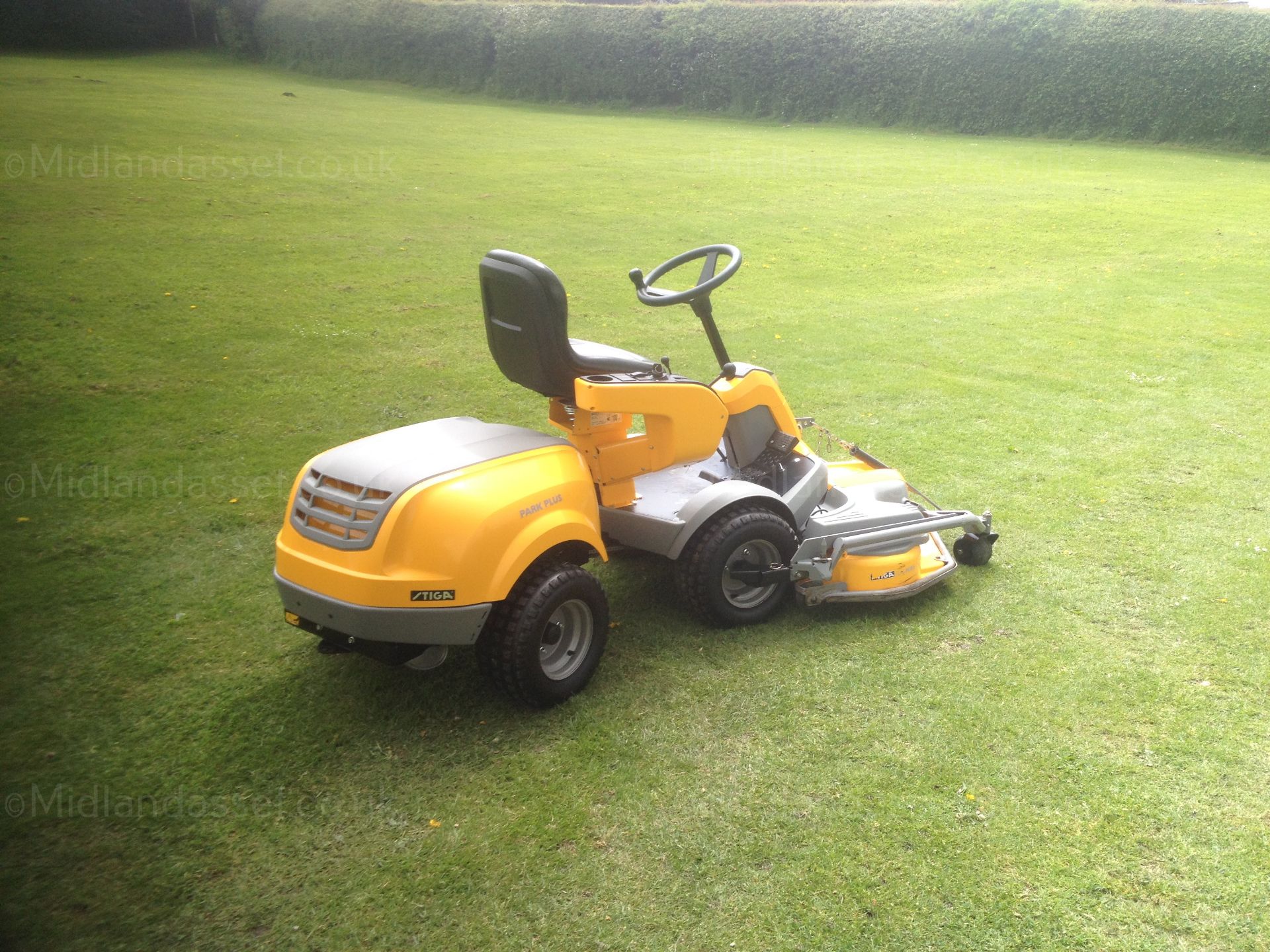 2012 STIGA PARK PLUS COMBI PRO 110 RIDE ON MOWER - Image 3 of 7