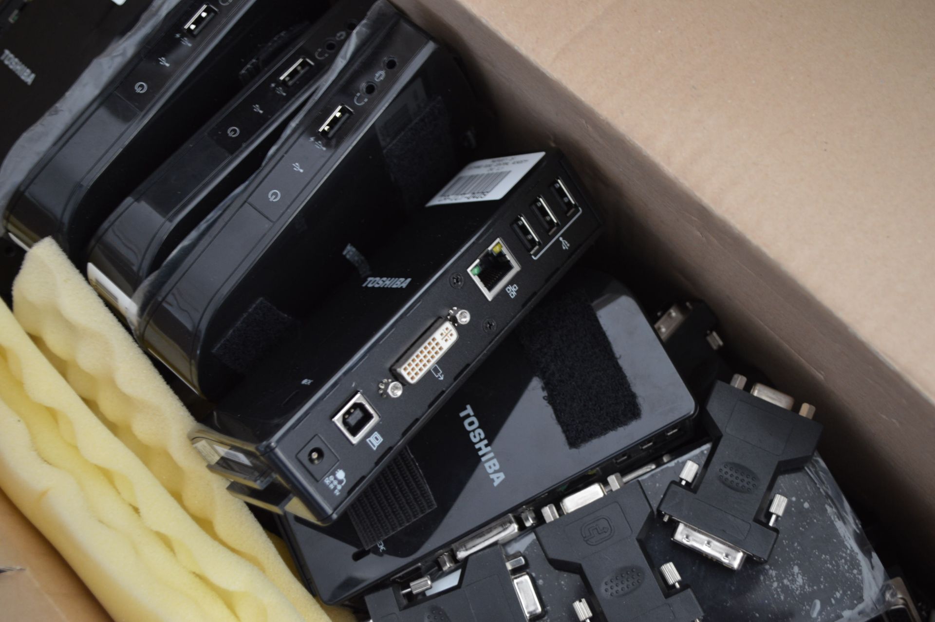 BOX OF APPROX 20 TOSHIBA DYNADOCKS + APPROX 20 FEMALE VGA TO DVI ADAPTERS *NO VAT* - Image 4 of 5