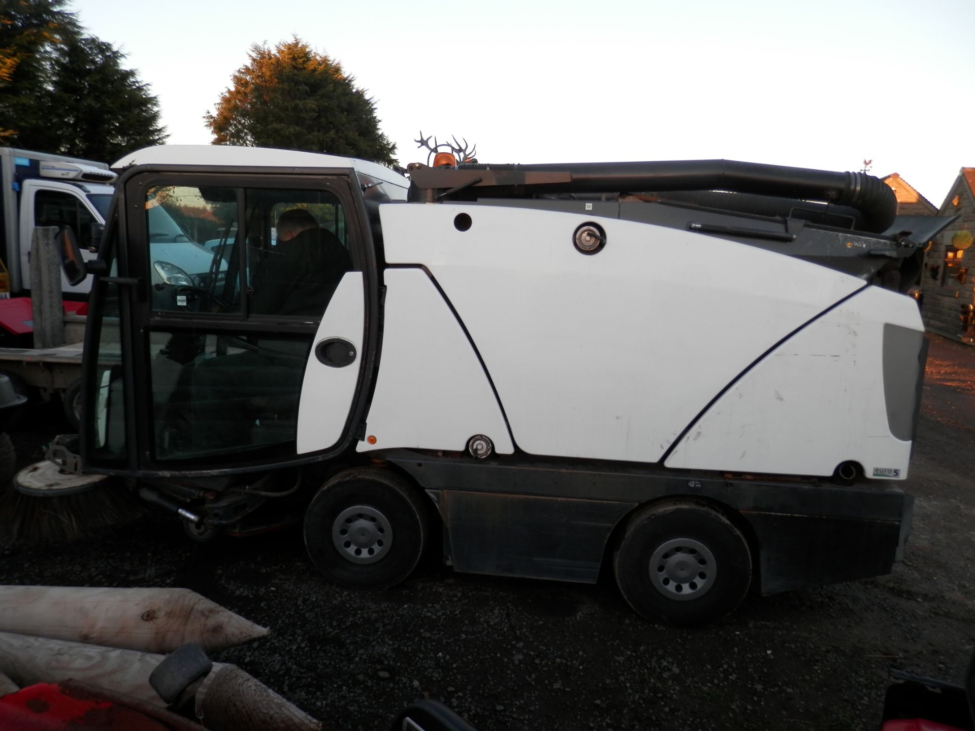 2012 JOHNSTON DIESEL ROAD SWEEPER, GOOD WORKING ORDER WITH DRAIN SUCTION PIPE. - Image 9 of 17