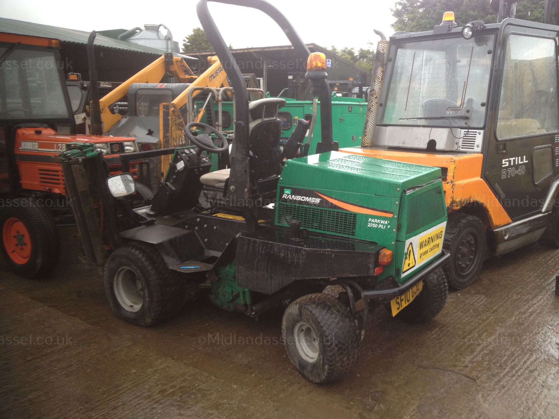 2010 RANSOMES PARKWAY 2250 PLUS TRIPLE GANG MOWER - Image 3 of 5