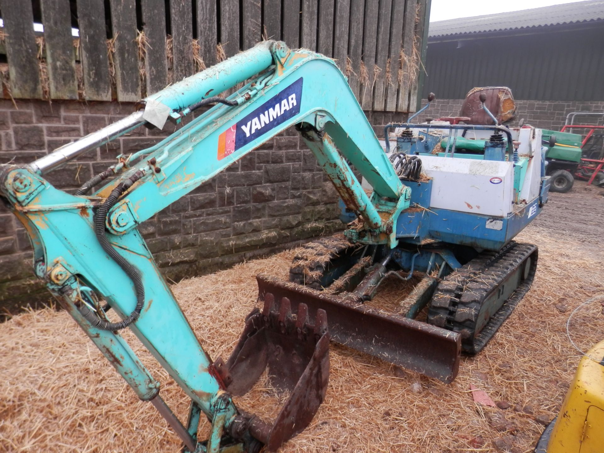 WORKING YANMAR 2.4 TONNE DIESEL TRACKED MINI DIGGER