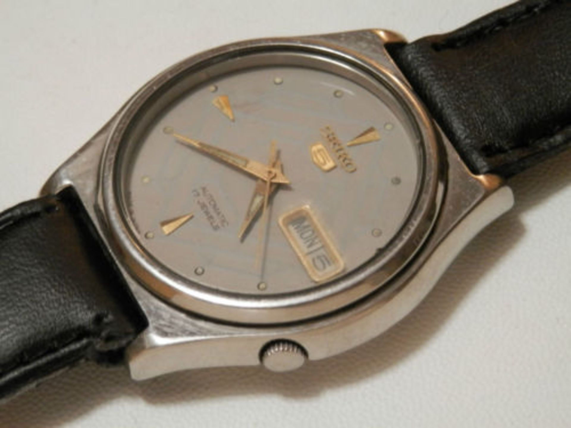 1984 WORKING SEIKO 7009 AUTOMATIC 17 JEWEL DAY/DATE WATCH, STAINLESS CASE. - Image 6 of 13