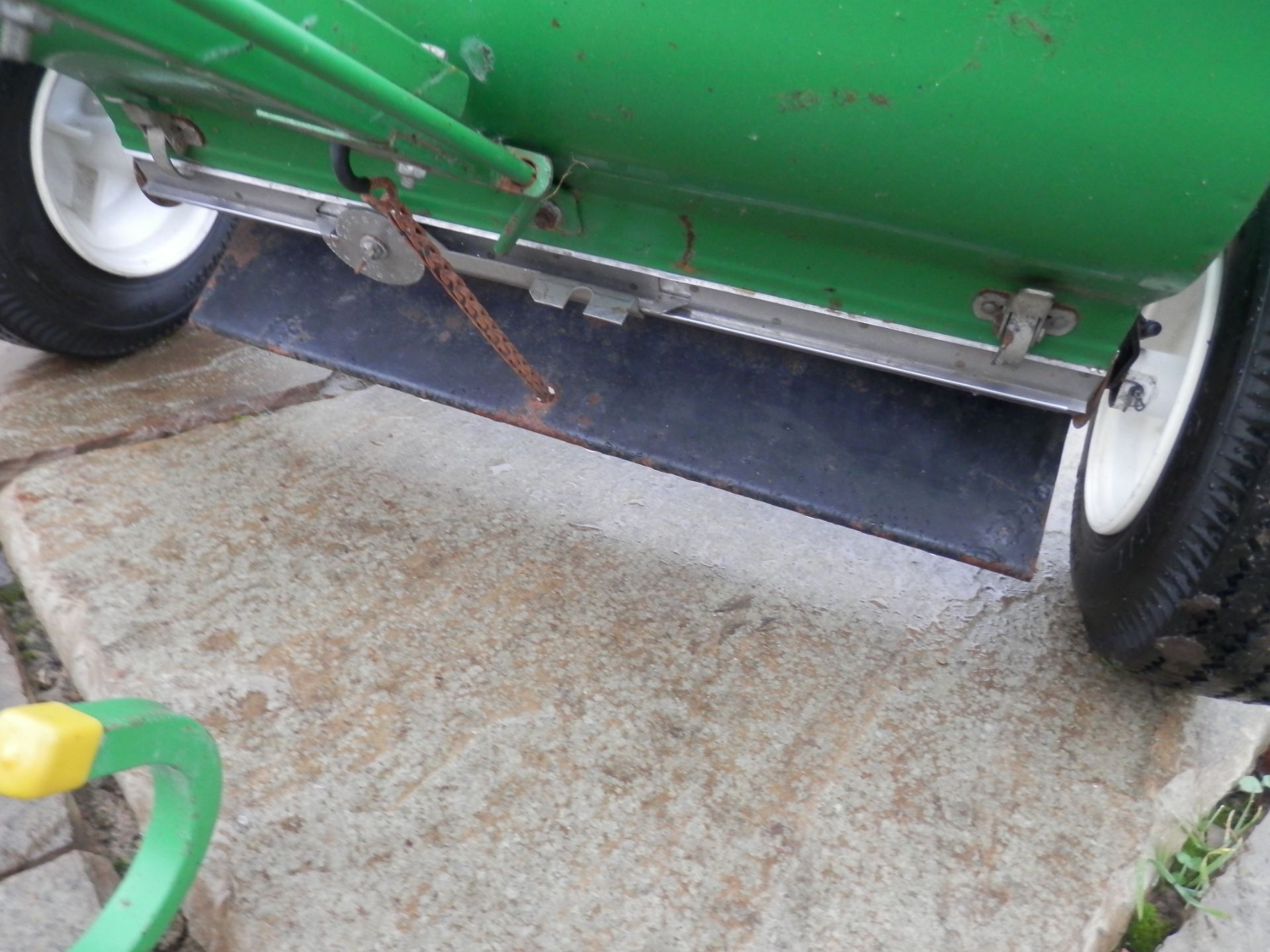 GOOD WORKING GANDY BLEC HAND PUSH SEED/GRAIN SPREADER - Image 6 of 6