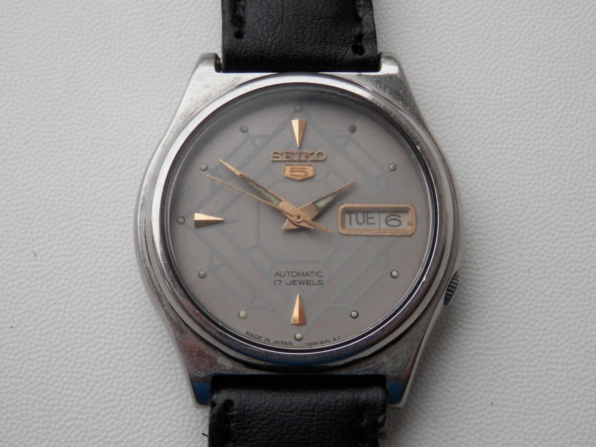 1984 WORKING SEIKO 7009 AUTOMATIC 17 JEWEL DAY/DATE WATCH, STAINLESS CASE. - Image 2 of 13