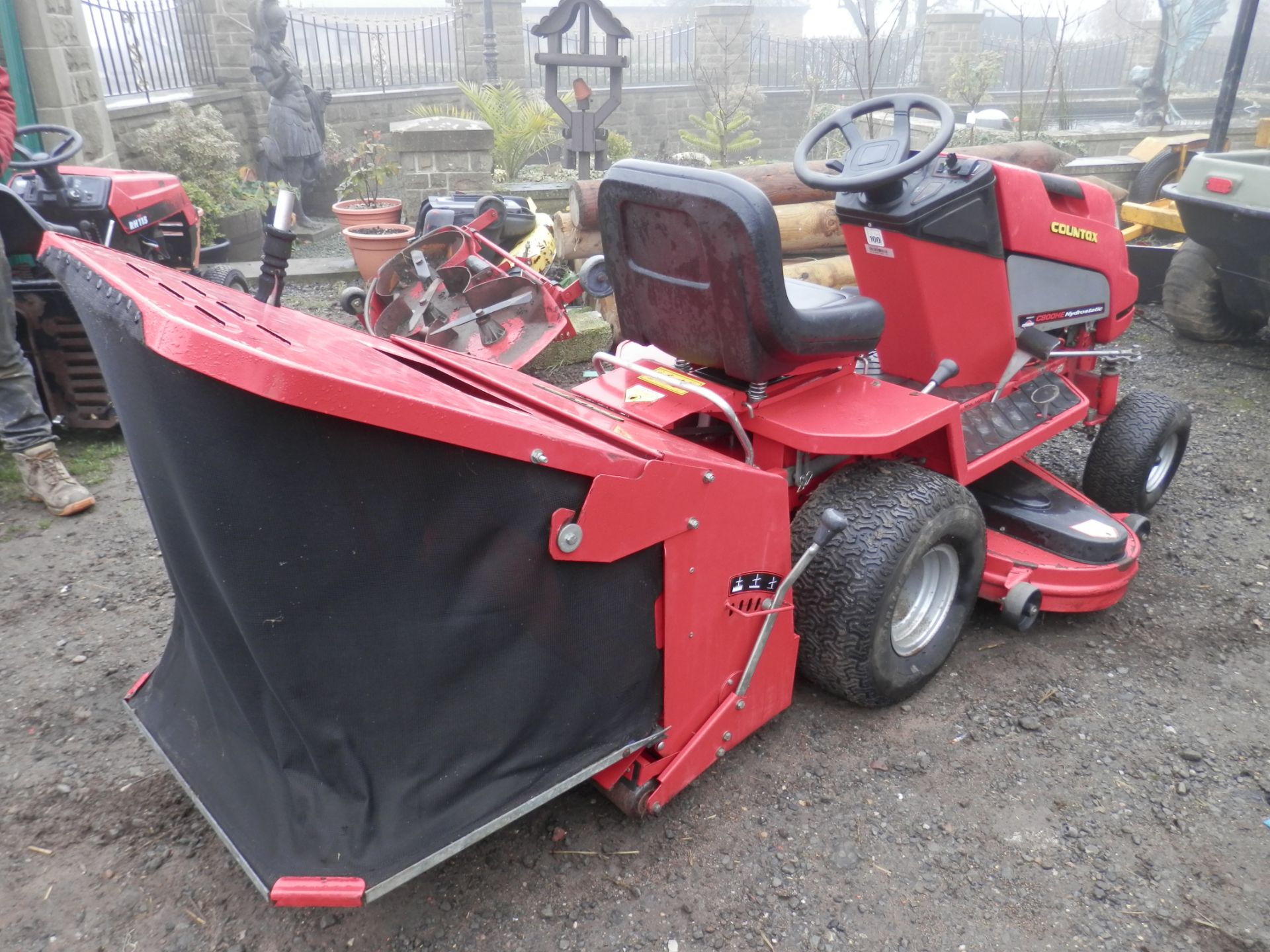 GOOD WORKING COUNTAX C800HE HYDROSTATIC RIDE ON MOWER, 18HP V TWIN ENGINE. NO VAT !! - Image 2 of 6