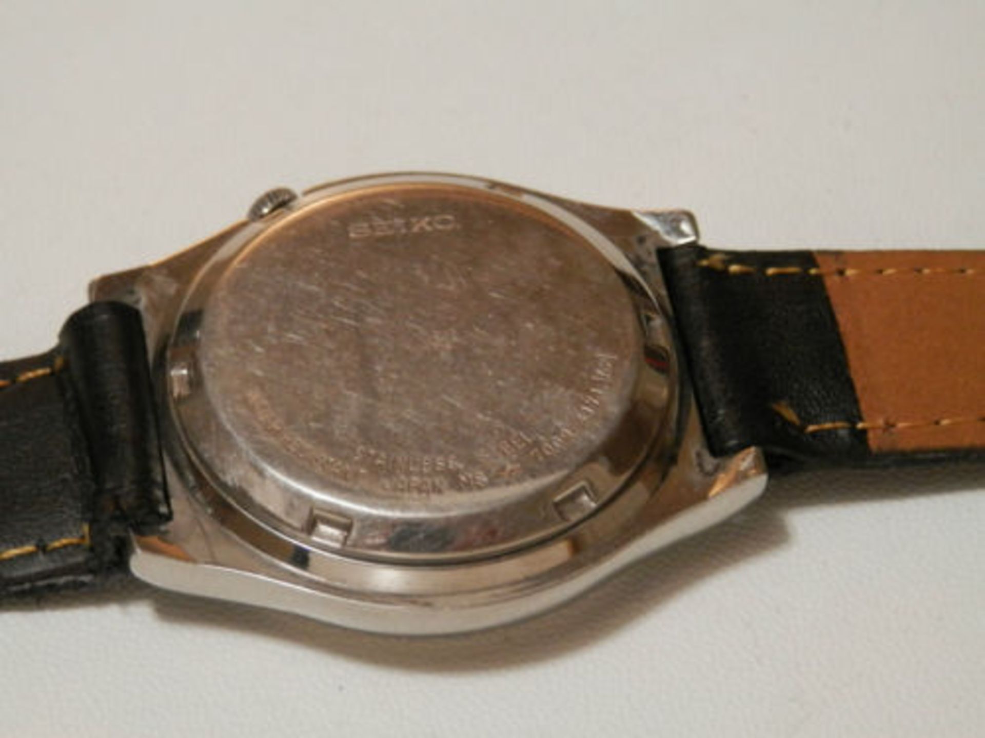 1984 WORKING SEIKO 7009 AUTOMATIC 17 JEWEL DAY/DATE WATCH, STAINLESS CASE. - Image 12 of 13