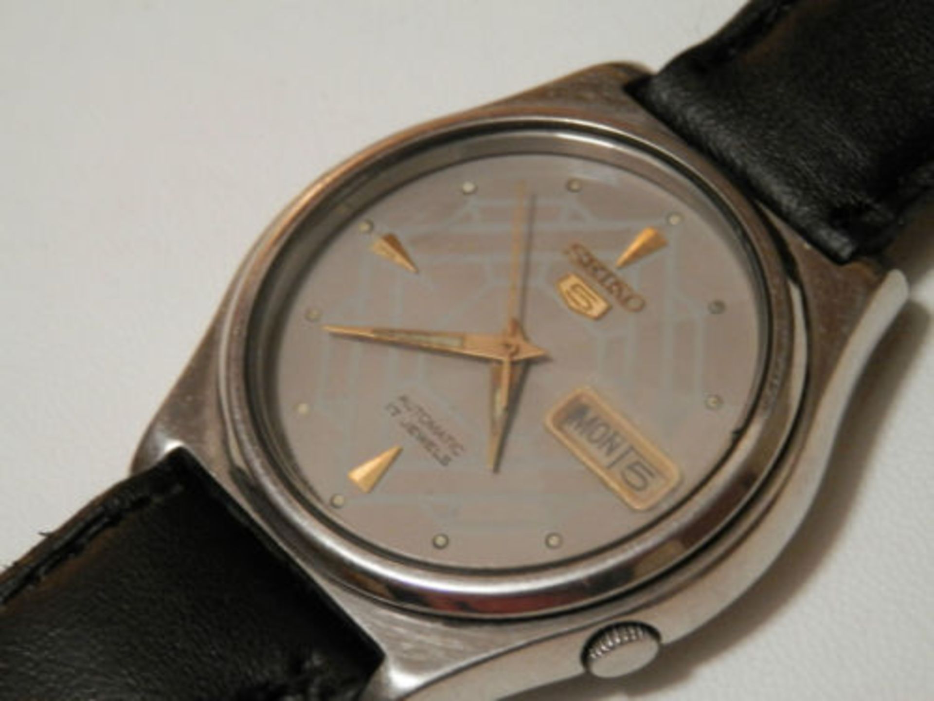 1984 WORKING SEIKO 7009 AUTOMATIC 17 JEWEL DAY/DATE WATCH, STAINLESS CASE. - Image 4 of 13