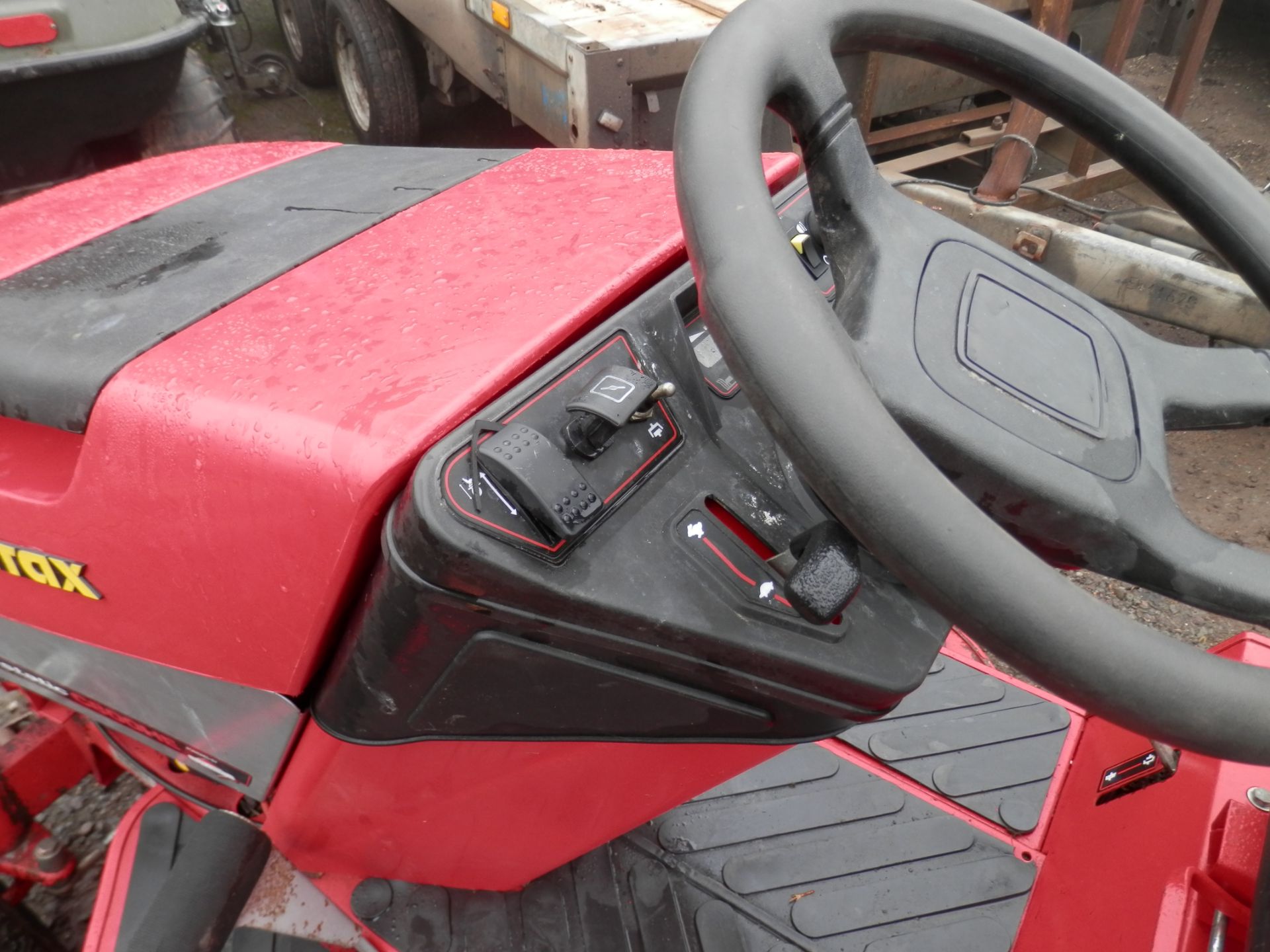 GOOD WORKING COUNTAX C800HE HYDROSTATIC RIDE ON MOWER, 18HP V TWIN ENGINE. NO VAT !! - Image 4 of 6