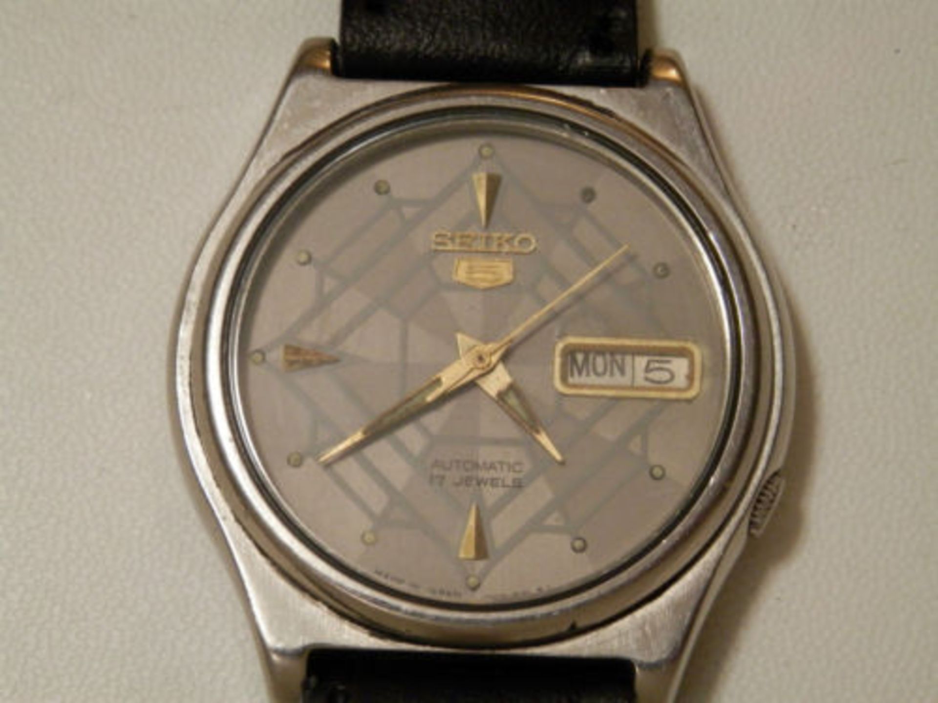1984 WORKING SEIKO 7009 AUTOMATIC 17 JEWEL DAY/DATE WATCH, STAINLESS CASE. - Image 7 of 13