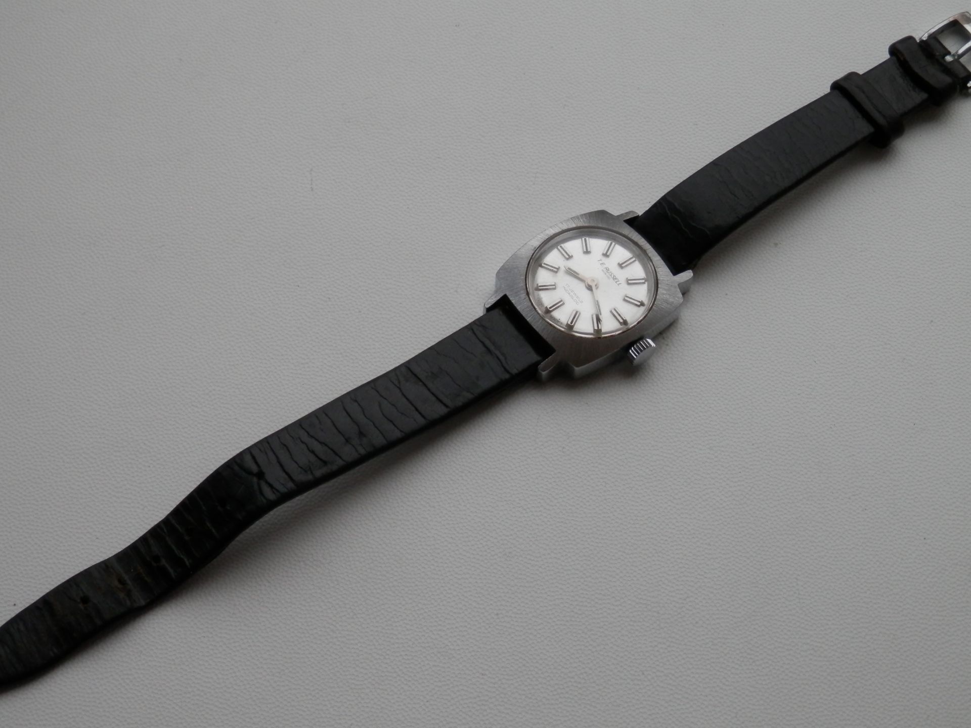 LOVELY VINTAGE 1960S CUSHION SHAPED LADIES T.E RUSSELL OF WOKING UK, SWISS MOVEMENT 17 JEWEL WATCH - Image 9 of 12