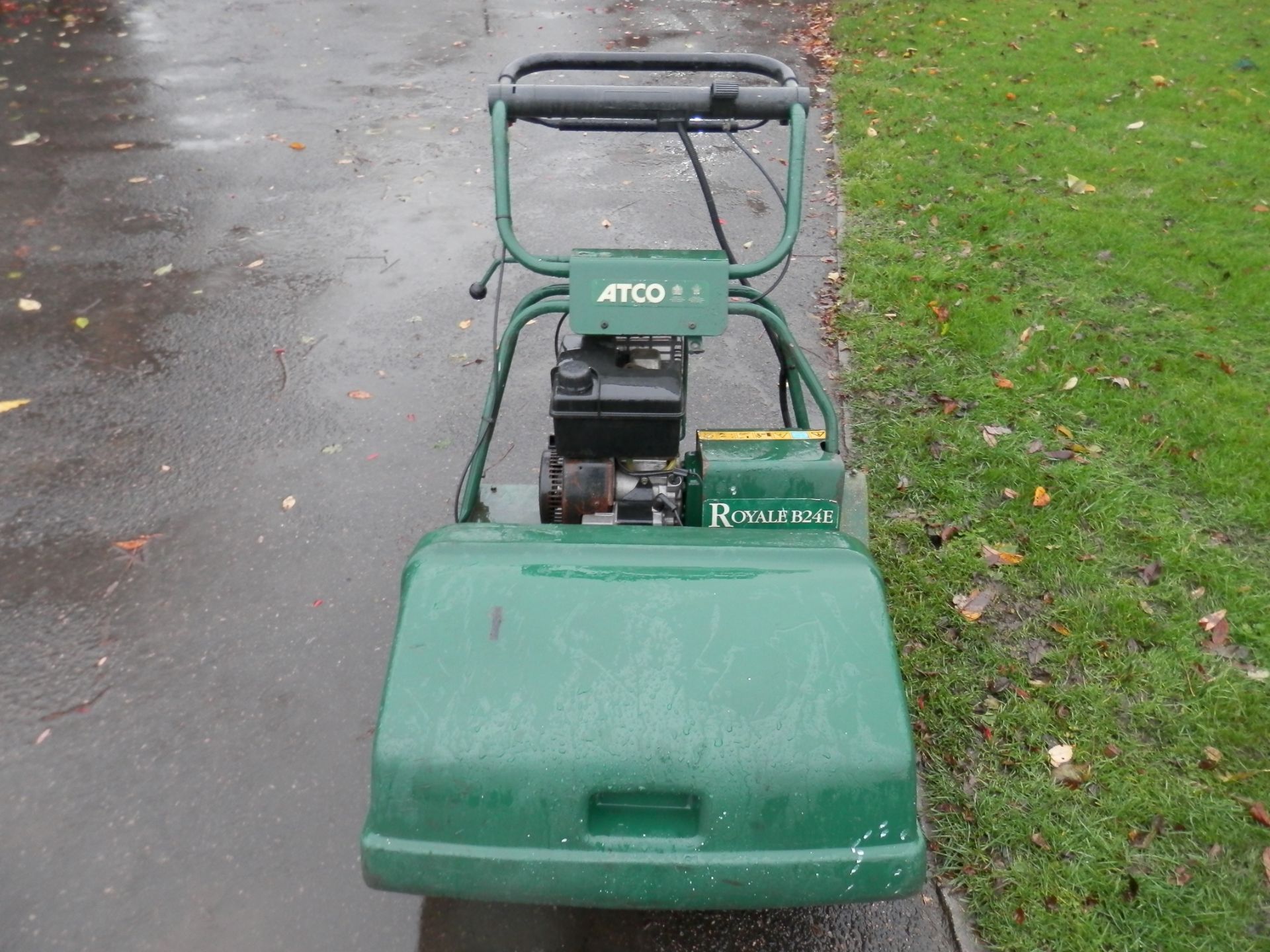 ATCO ROYALE B24E SELF PROPELLED PETROL MOWER. GOOD WORKING ORDER. - Image 2 of 8