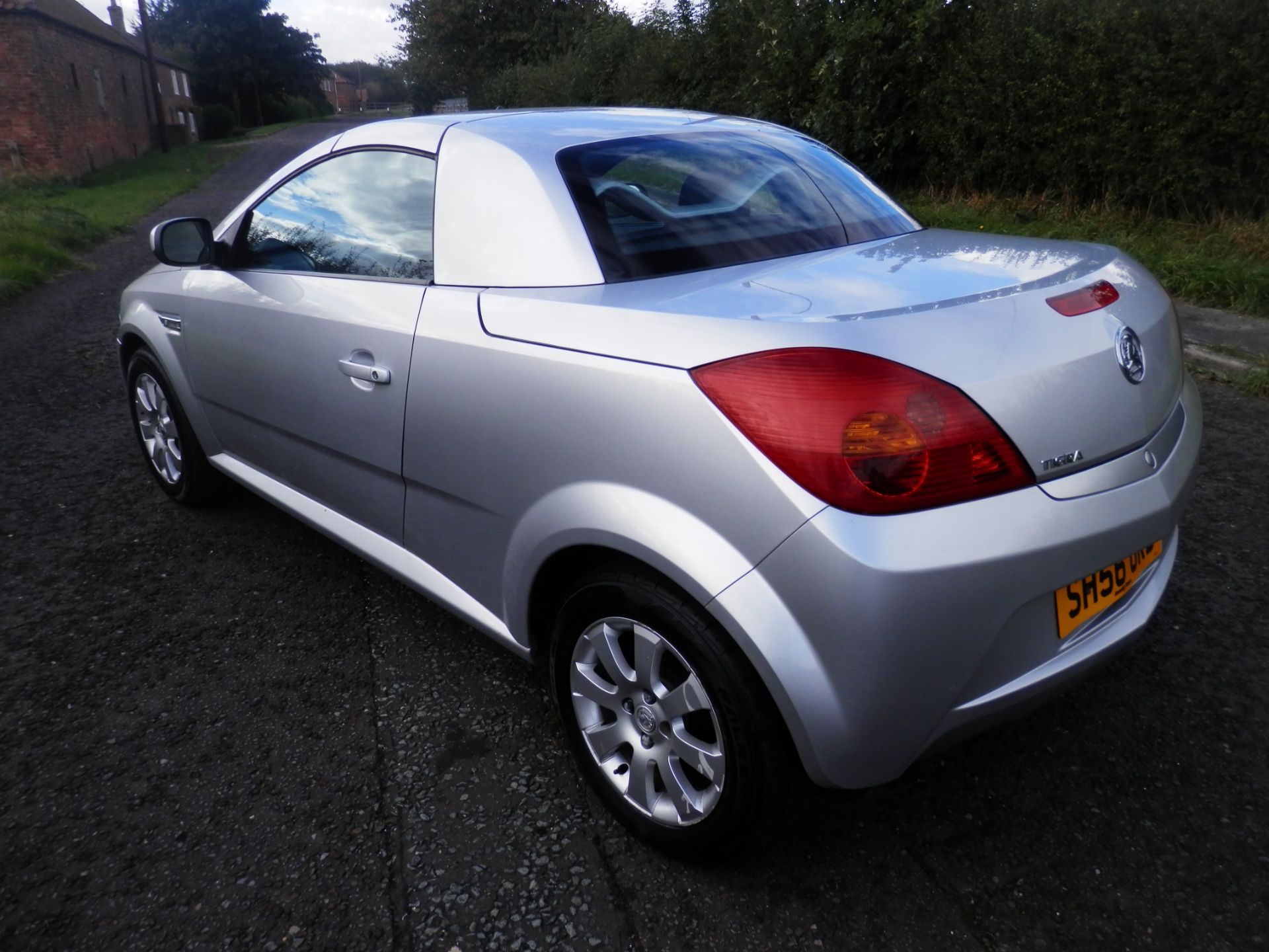 2006/56 PLATE VAUXHALL TIGRA CONVERTIBLE, 1.4 PETROL TWINPORT. - Image 7 of 15