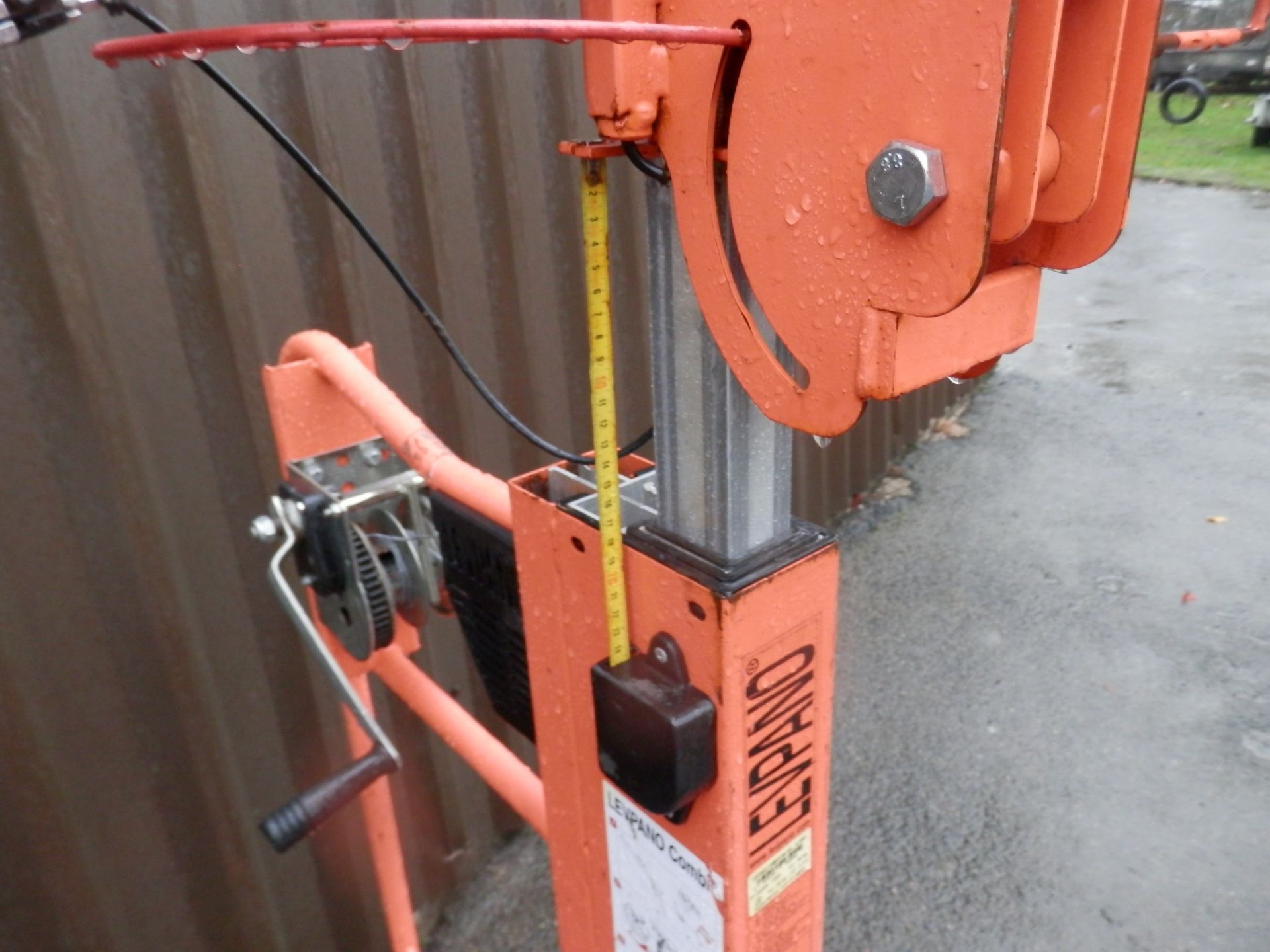 QUALITY LEVPANO FULLY WORKING HAND WIND TILTING PLASTER BOARD LIFTER. - Image 3 of 8