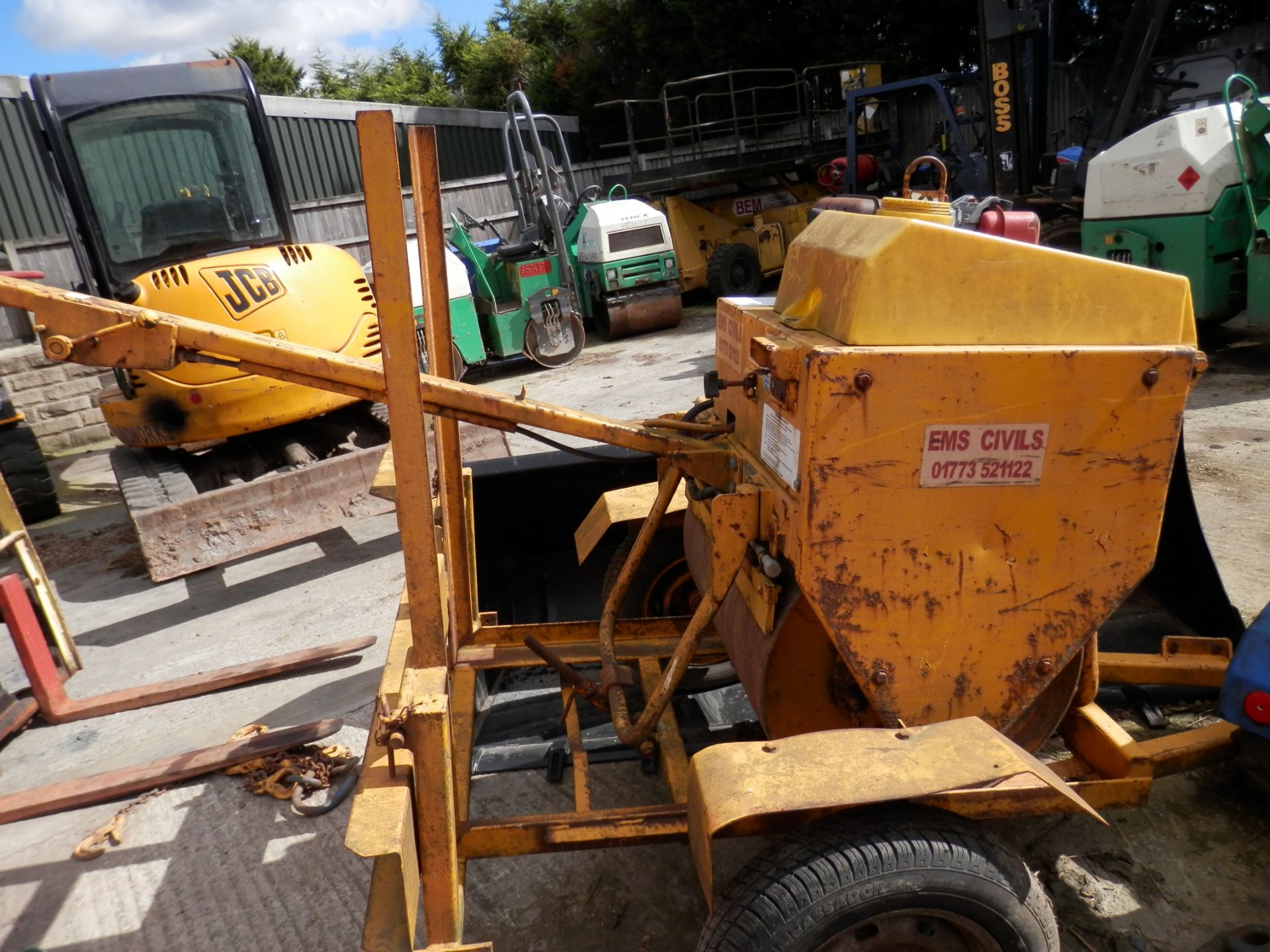 2000 MORTIMER 455 KG DIESEL ROLLER WITH TRAILER, WORKING. - Image 3 of 5