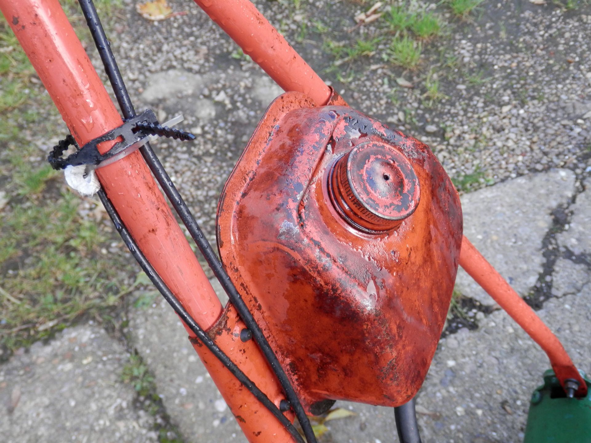 1960S WORKING VINTAGE SUFFOLK "PUNCH" PETROL 14" SELF PROPELLED LAWN MOVER. - Image 8 of 11