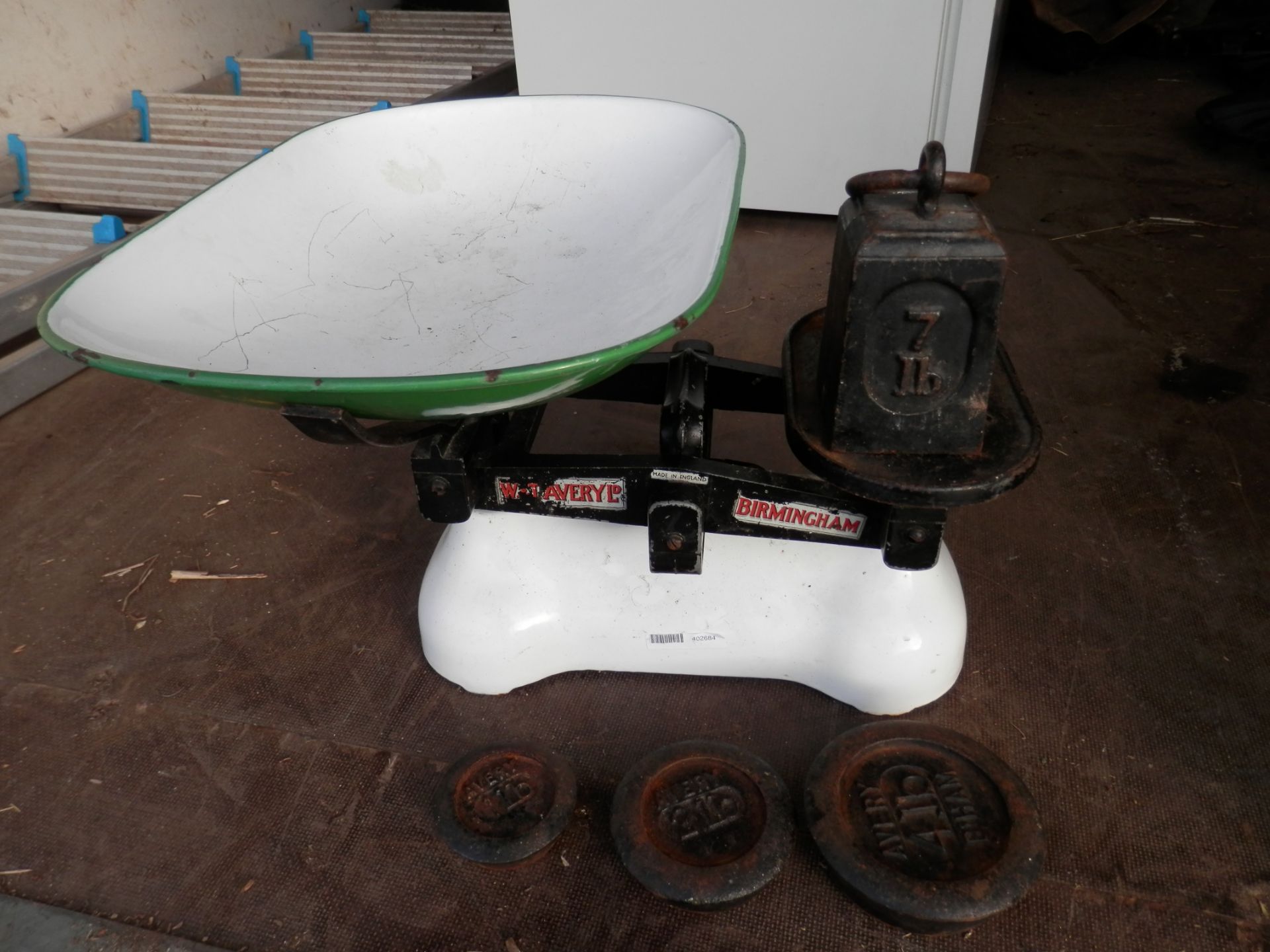 1 X SET OF VINTAGE W.TAVERY SHOP WEIGHING SCALES WITH WEIGHTS.