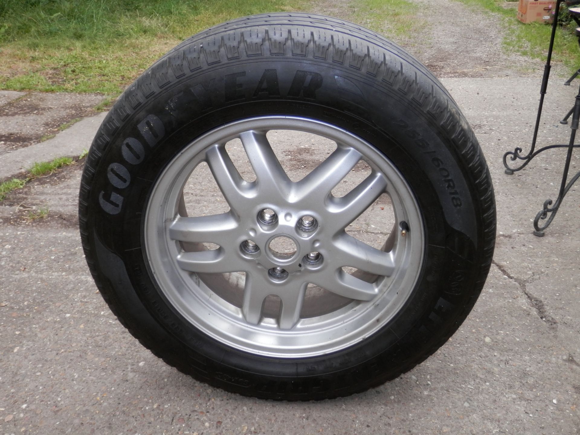 1 X RANGE ROVER VOGUE TD6 18" WHEEL & DECENT GOODYEAR TYRE. 255/60/18. FROM A 2004 CAR. FITS OTHERS