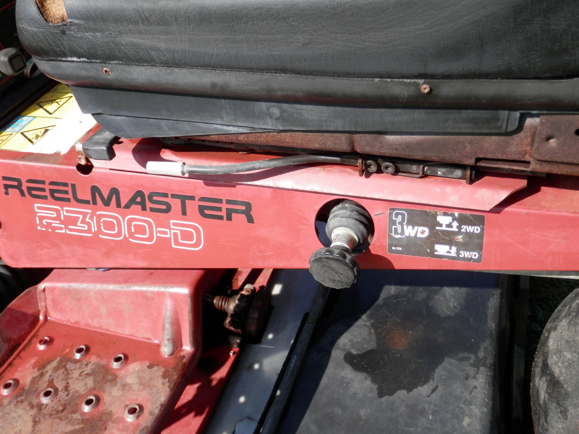 1998 TORO 2300-D REELMASTER 3 WHEEL DRIVE WIDE CUT DIESEL RIDE ON MOWER. - Image 8 of 11