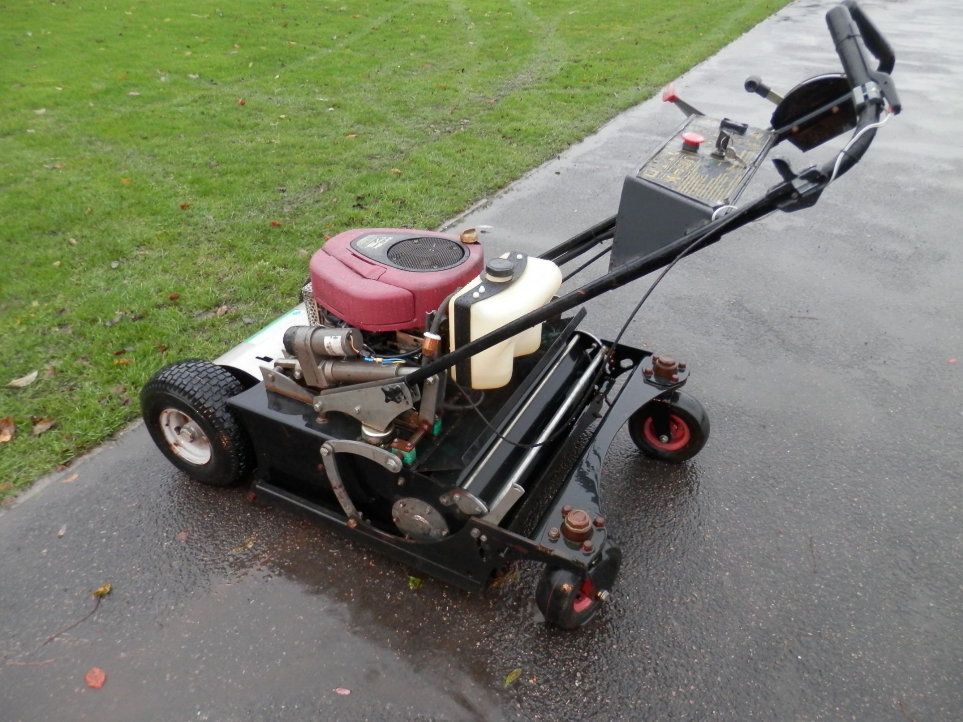 ALL WORKING DAVID JENKINS SELF PROPELLED 17.5 4 STROKE PETROL AERATOR. - Image 6 of 6