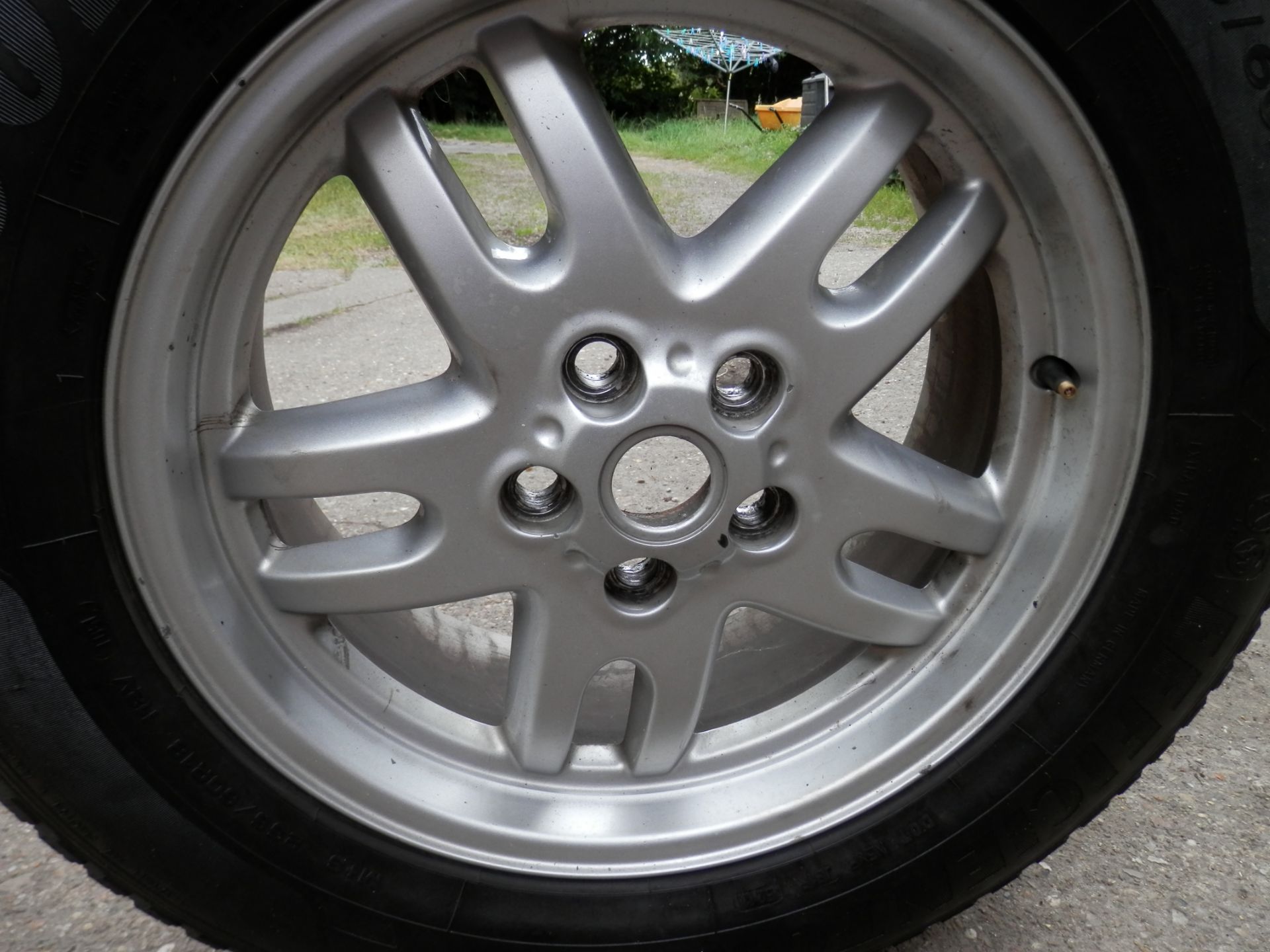 1 X RANGE ROVER VOGUE TD6 18" WHEEL & DECENT GOODYEAR TYRE. 255/60/18. FROM A 2004 CAR. FITS OTHERS - Image 2 of 5
