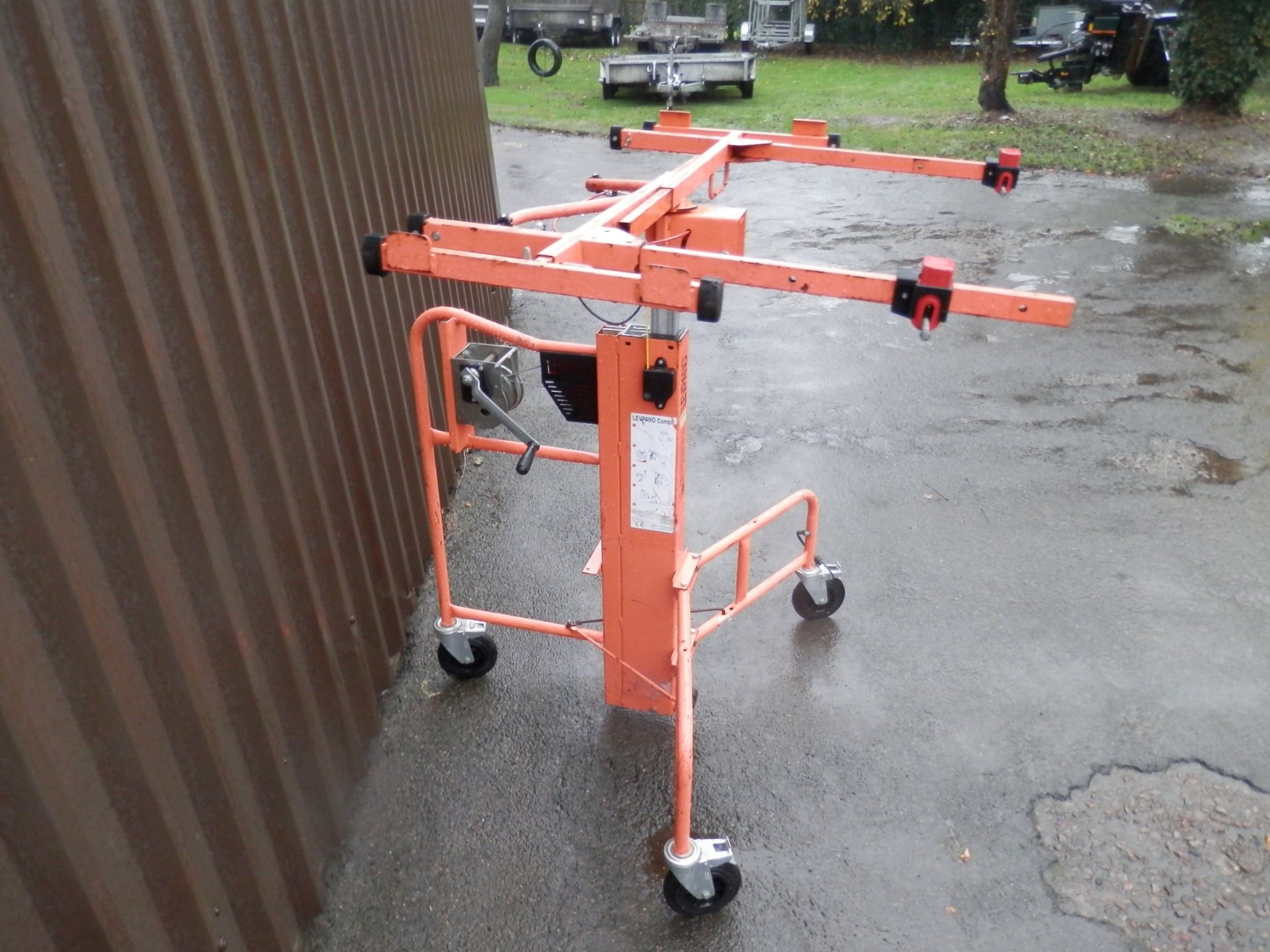 QUALITY LEVPANO FULLY WORKING HAND WIND TILTING PLASTER BOARD LIFTER. - Image 6 of 8