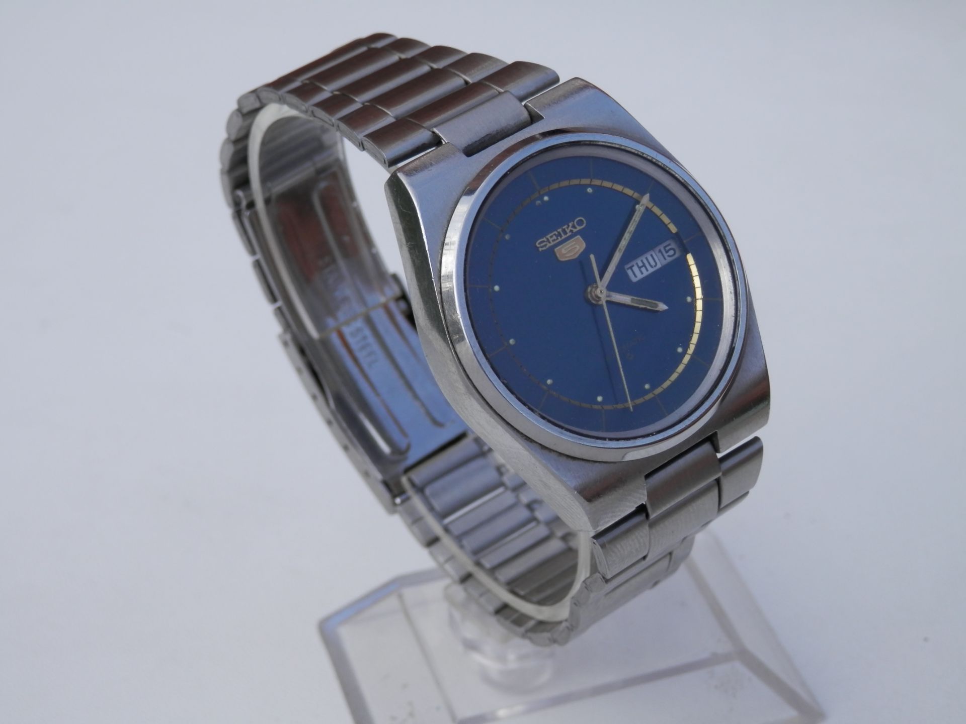 GENTS VINTAGE 1979 SEIKO 5 AUTOMATIC 17 JEWEL DAY/DATE MECHANICAL WATCH. METALLIC BLUE DIAL.